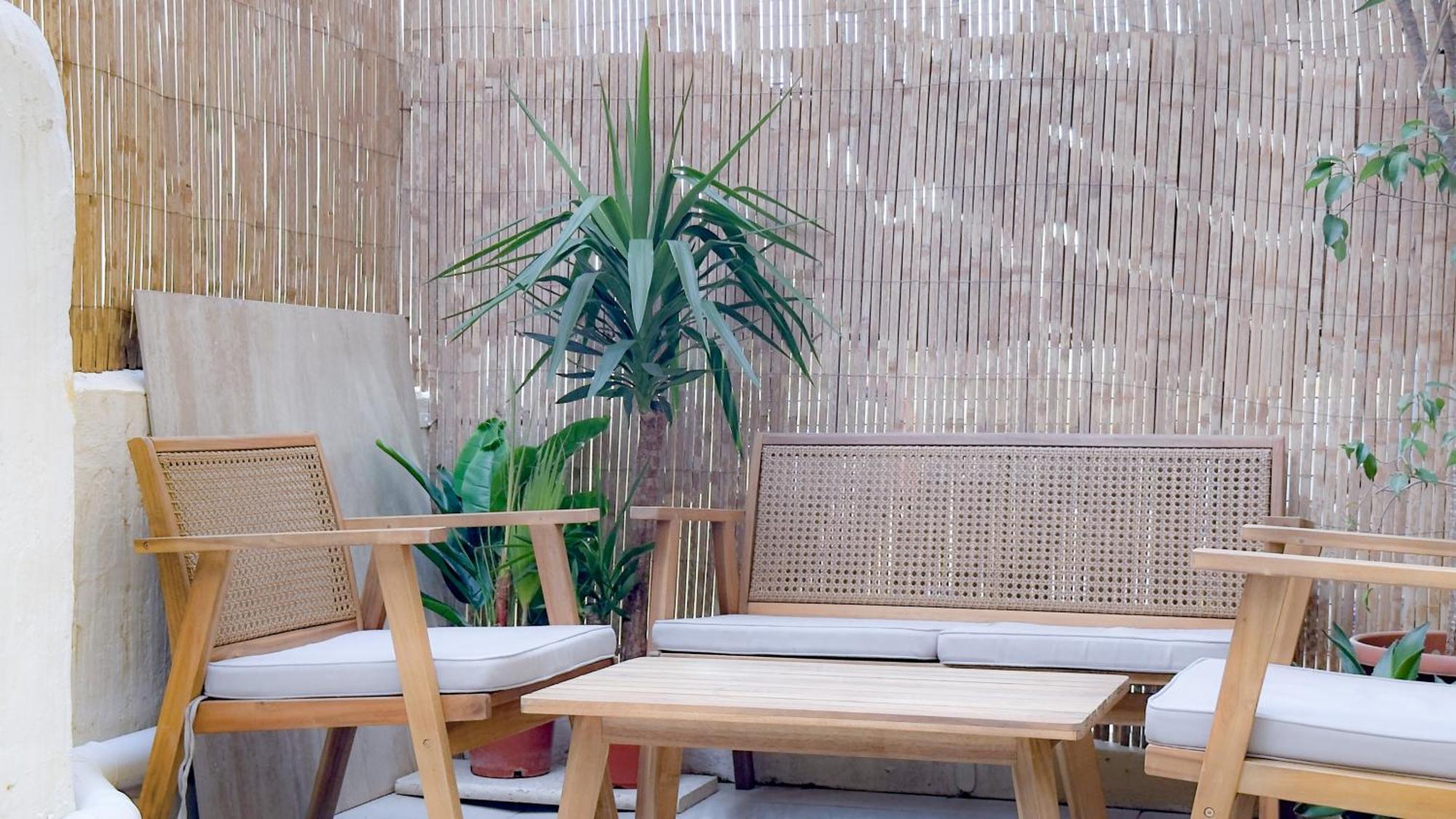 - Bright & Modern - Private Terrace - Aircon - Near Train & * Nice