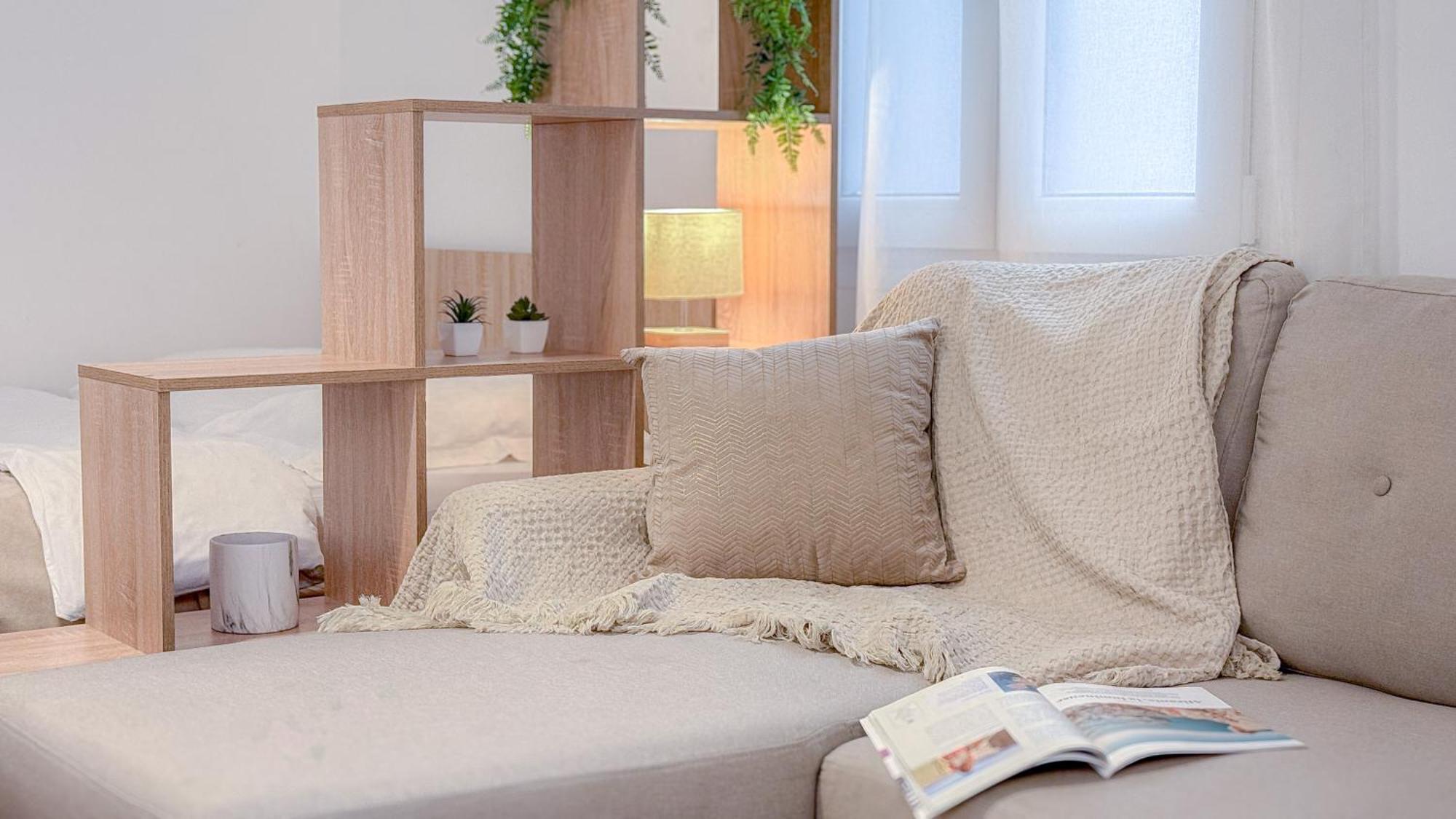 - Bright & Modern - Private Terrace - Aircon - Near Train & Nice