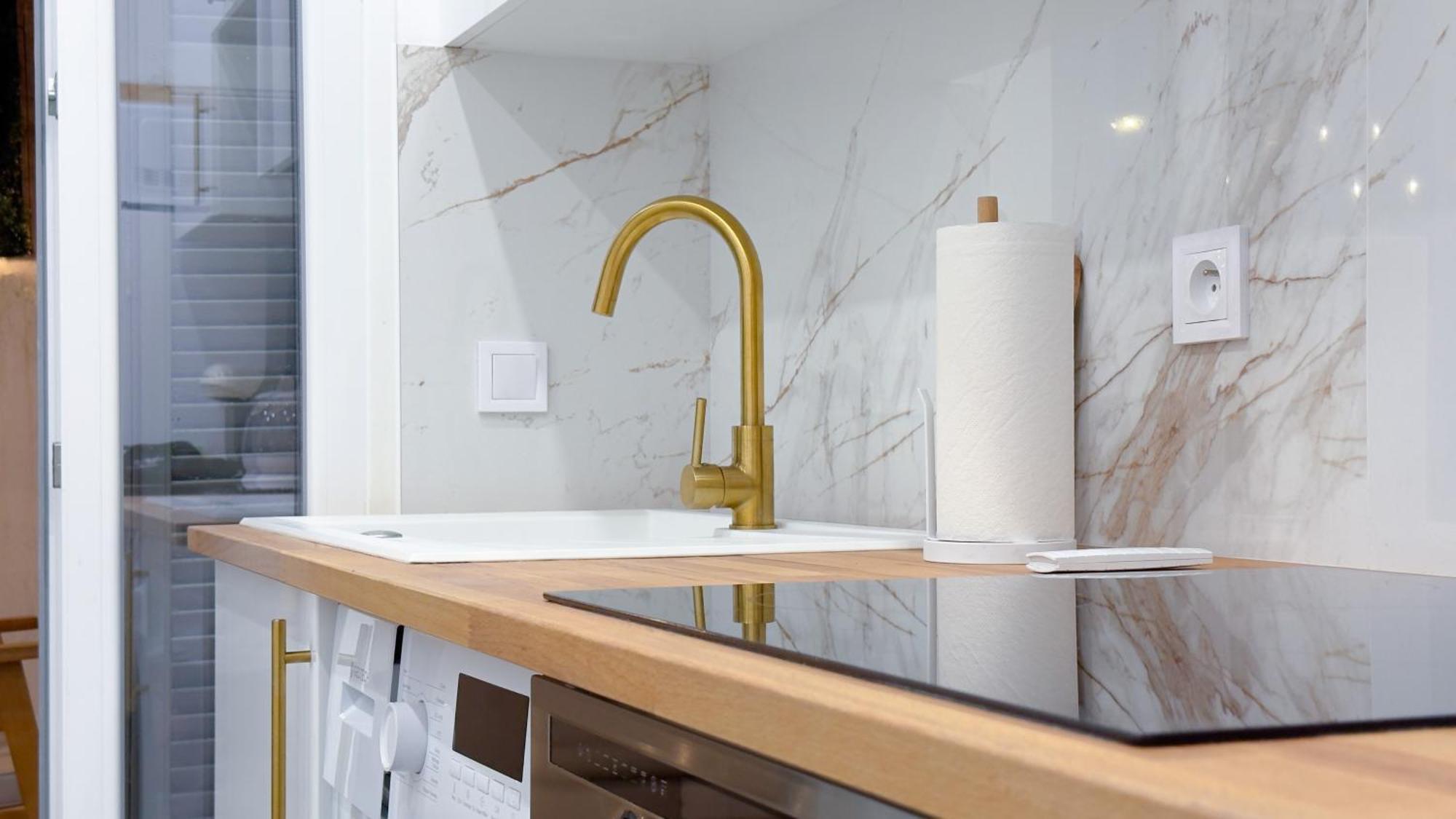 - Bright & Modern - Private Terrace - Aircon - Near Train & Apartment