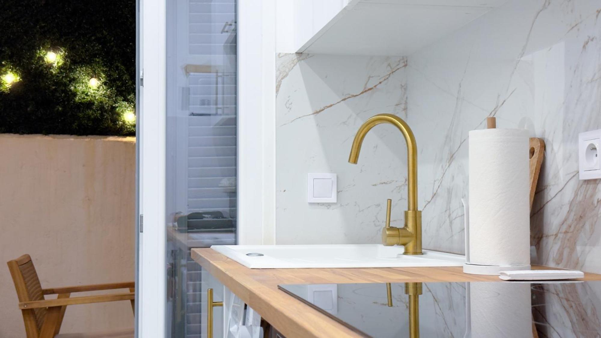 - Bright & Modern - Private Terrace - Aircon - Near Train & *