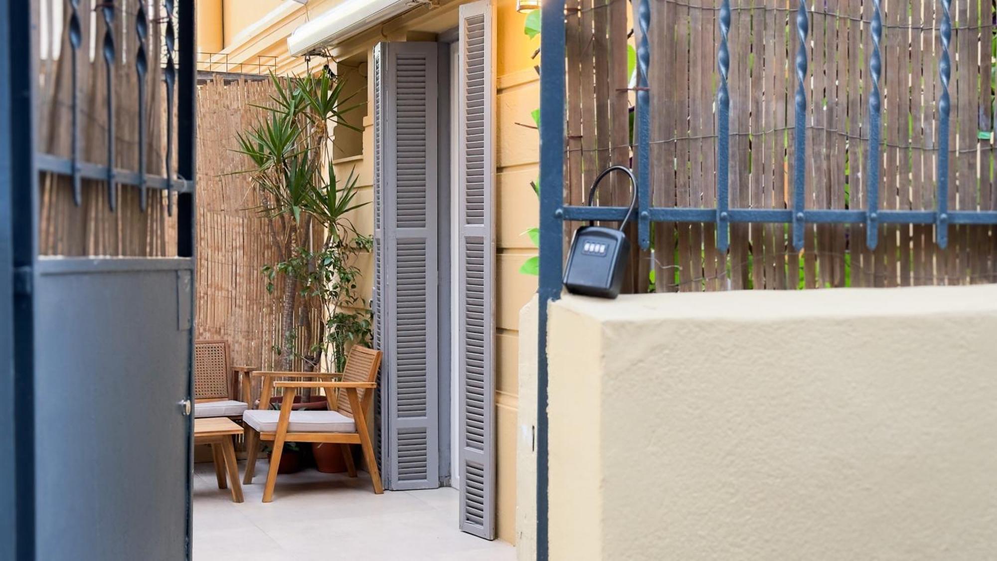 - Bright & Modern - Private Terrace - Aircon - Near Train &