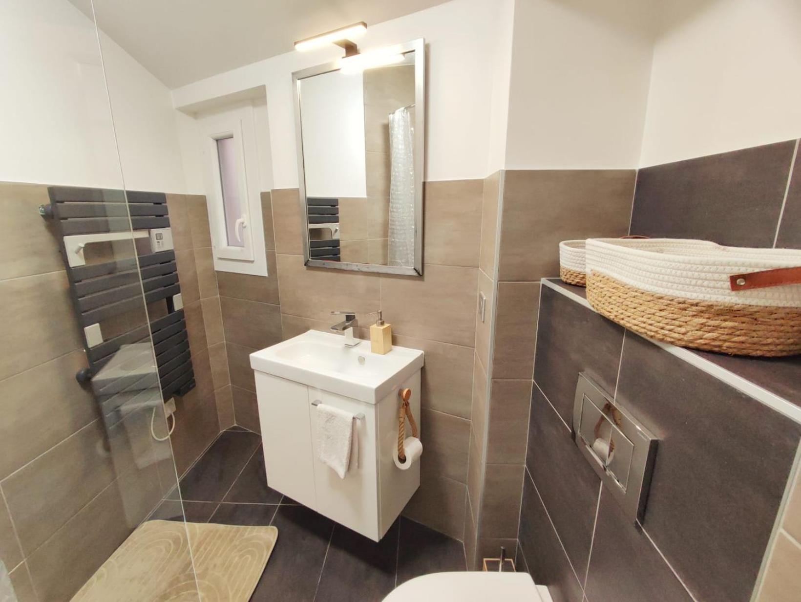 A 3 Min De La Promenade Des A Pieds 200m Homestay *