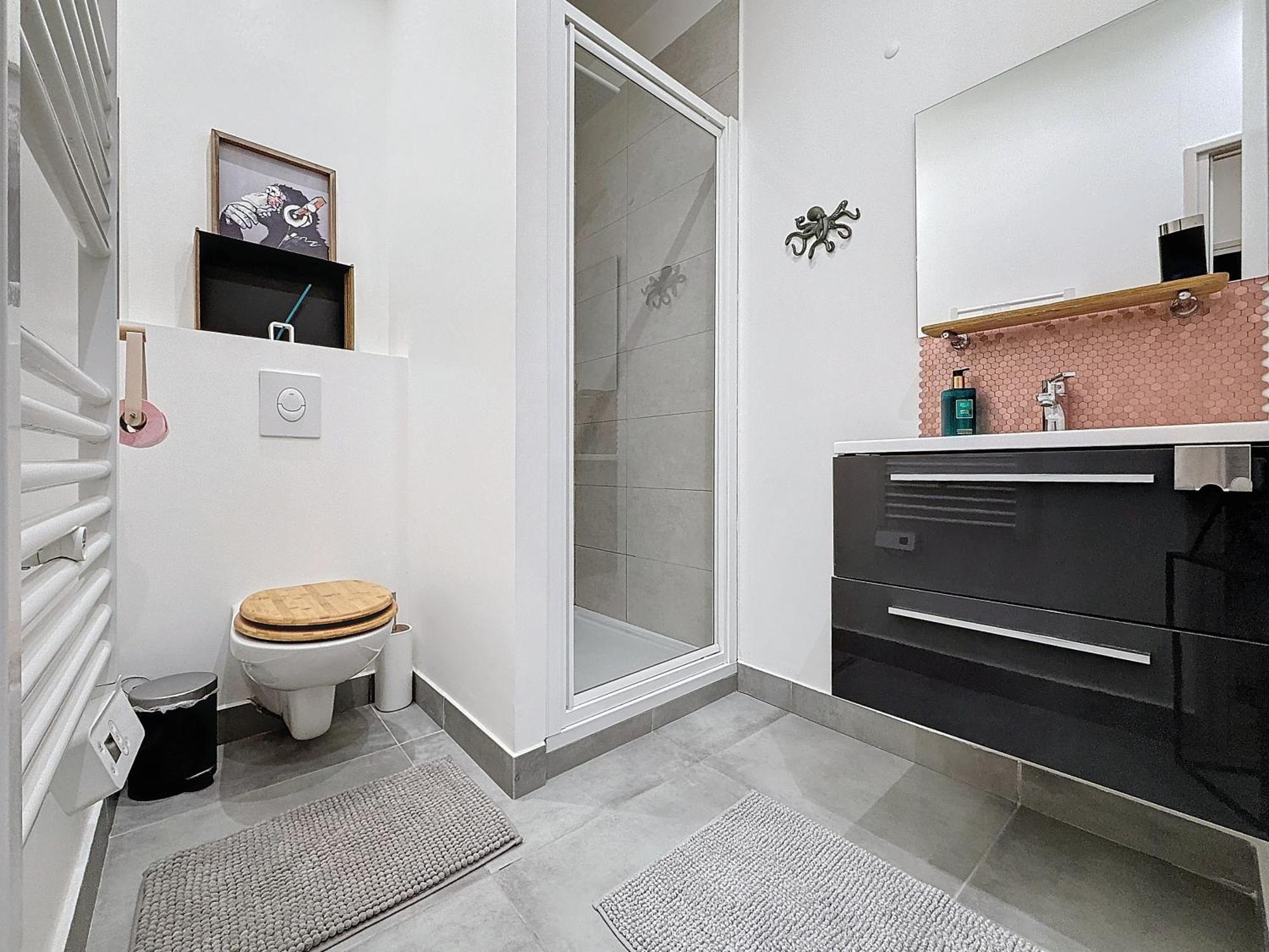 Apartment Charming 2-bedroom Retreat Near Center With Excellent Transport Links *