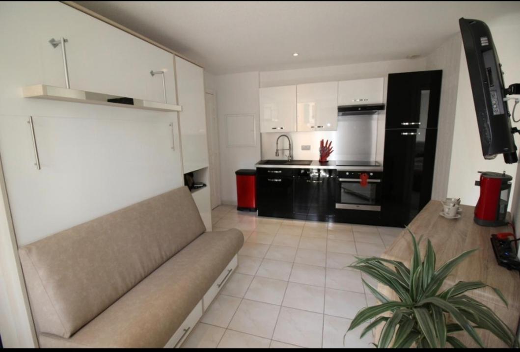 Apartment A 2 Pas De La Place Du Pin Et Port!