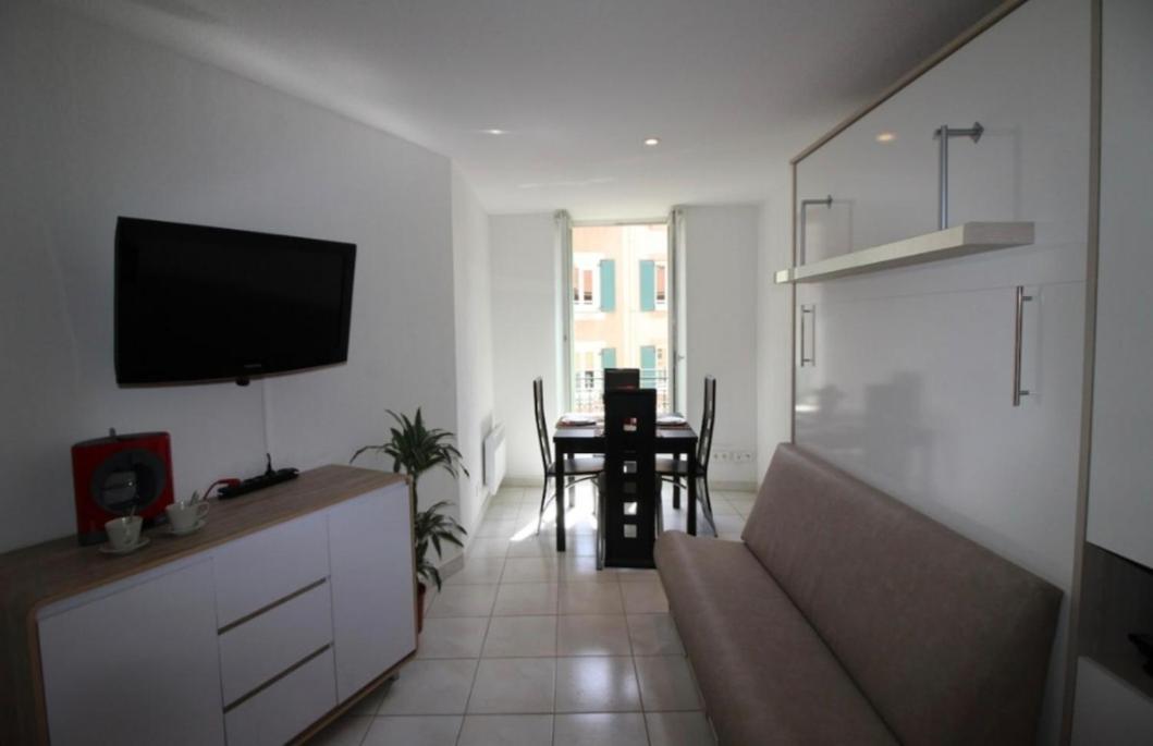Apartment A 2 Pas De La Place Du Pin Et Port! *