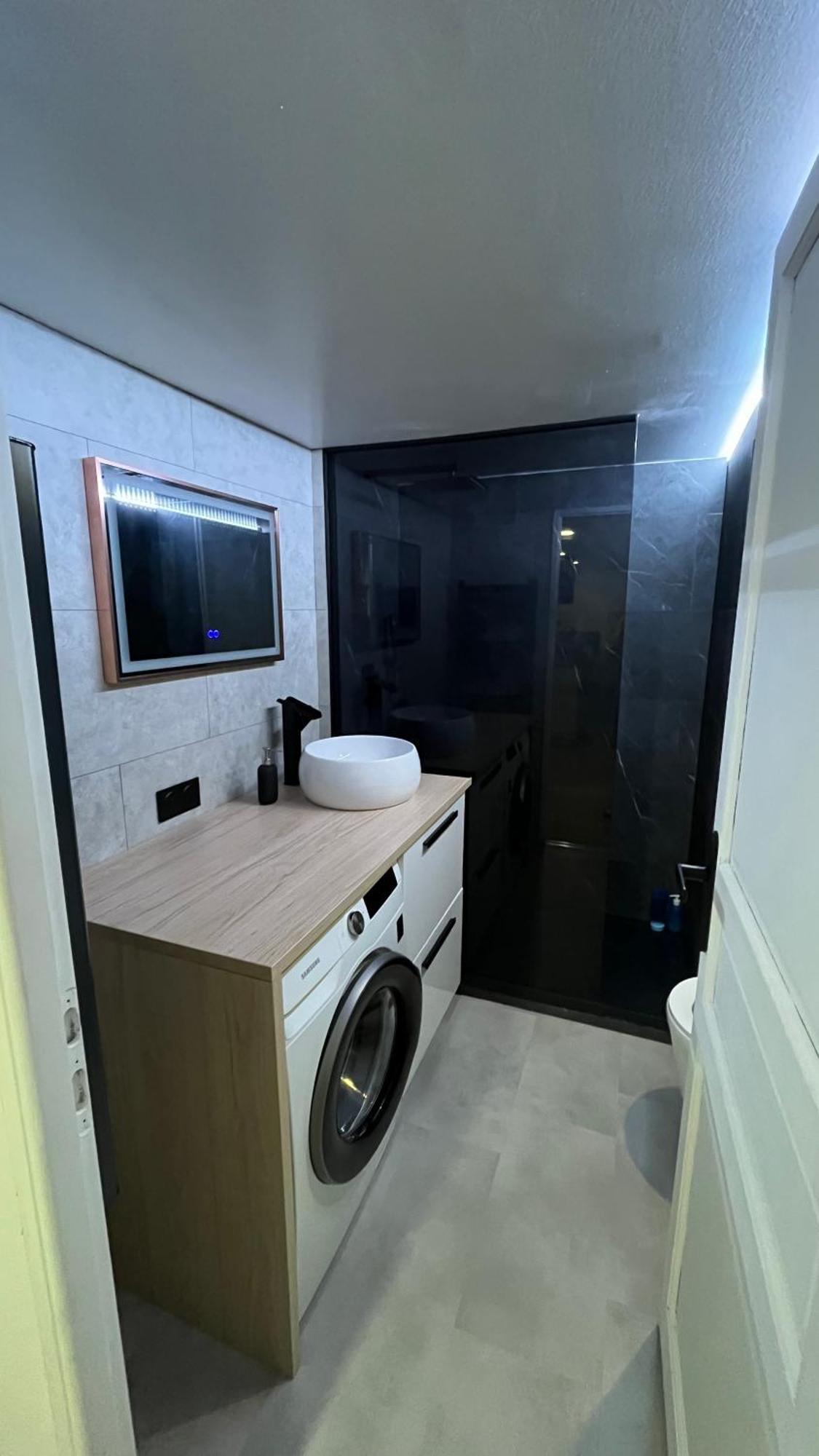 Au Port De Nice, Proche Des Plages *