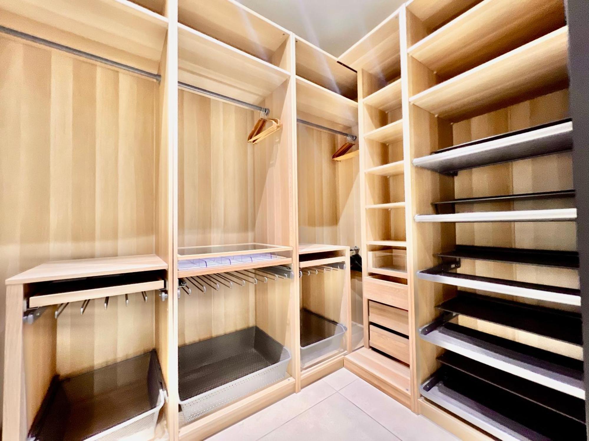 Liberation Center - Private Balcony - 24&7 Reception - Luggage Storage