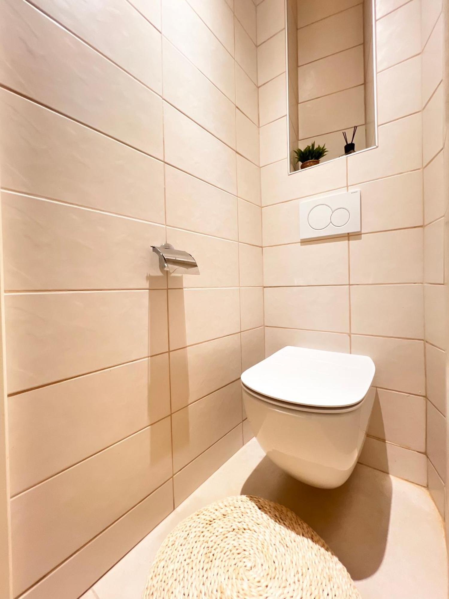 Liberation Center - Private Balcony - 24&7 Reception - Luggage Storage Aparthotel