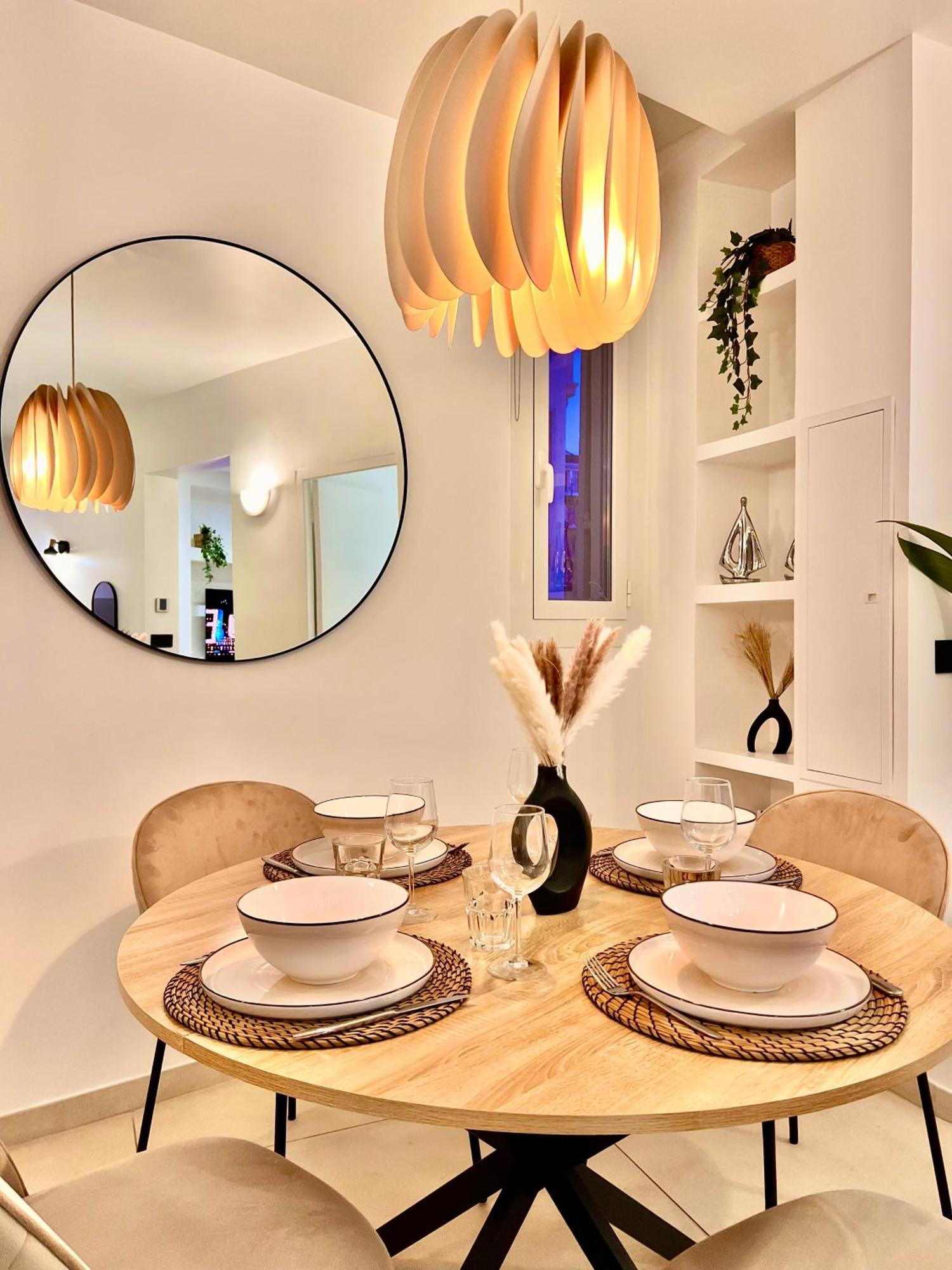 Liberation Center - Private Balcony - 24&7 Reception - Luggage Storage Aparthotel