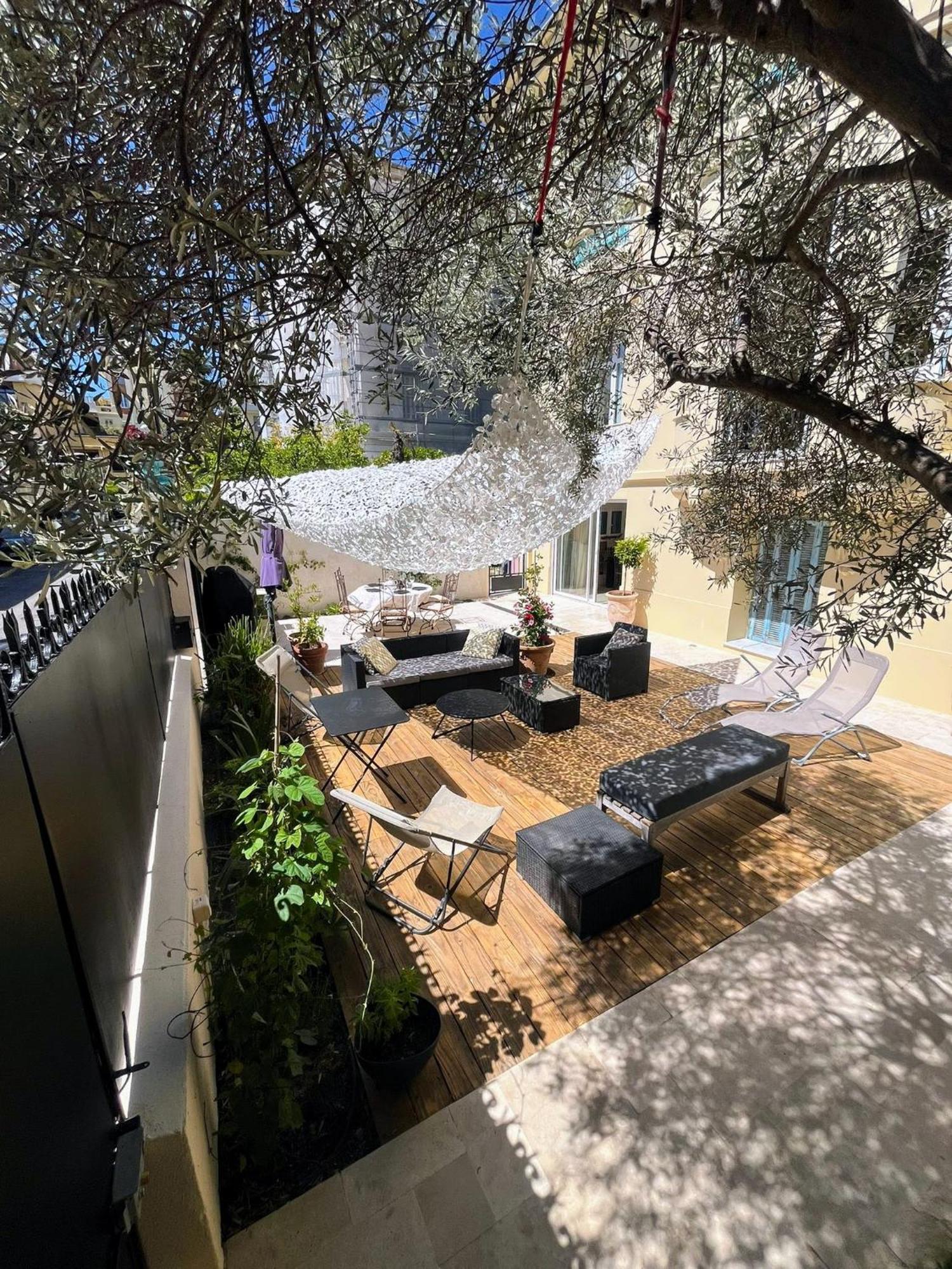 Apartment Grand Rez De Jardin Terrasse Calme Centre-ground Floor Quiet Garden Terrace Near Center Of *