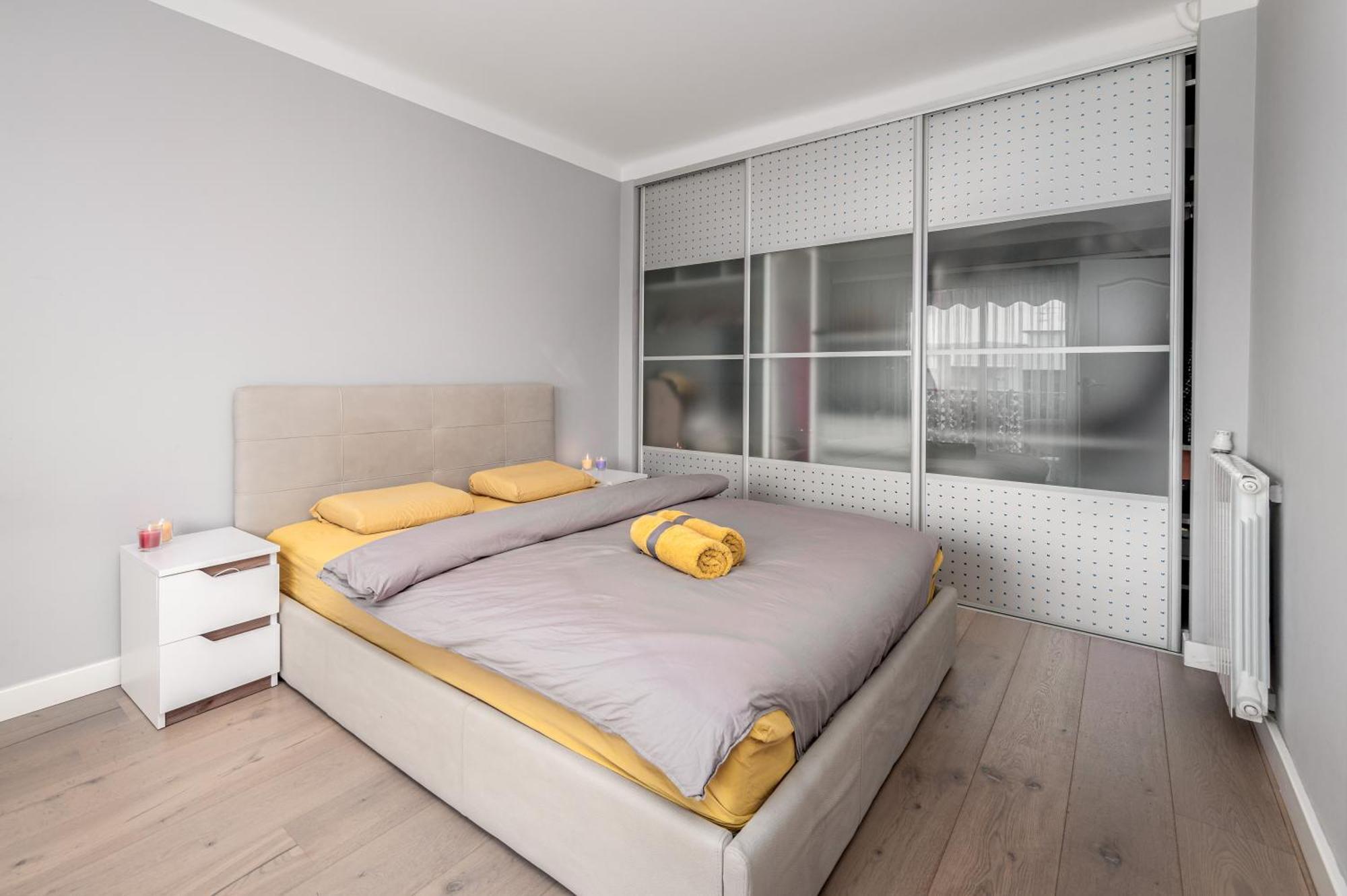 Cozy Close To Port Of * Nice