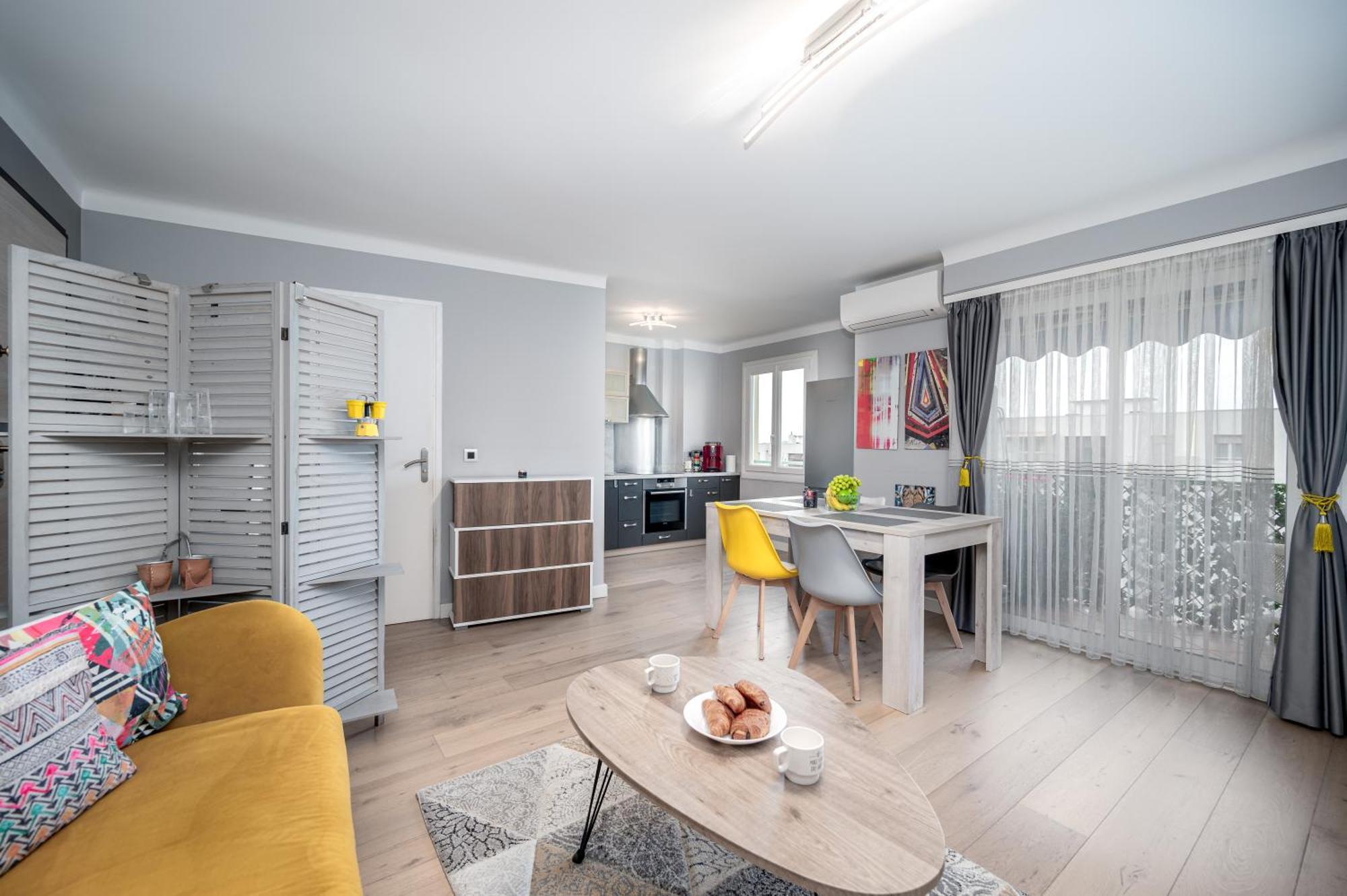 Cozy Close To Port Of * Nice