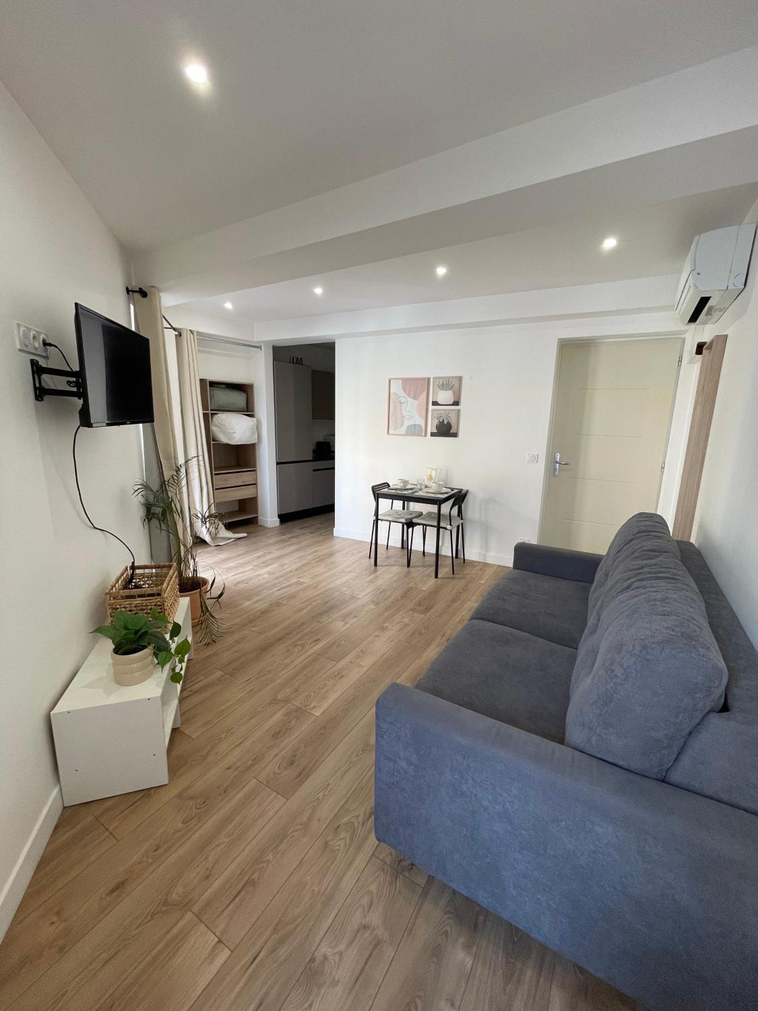 Joli Place Garibaldi, Vieux-nice, Port *