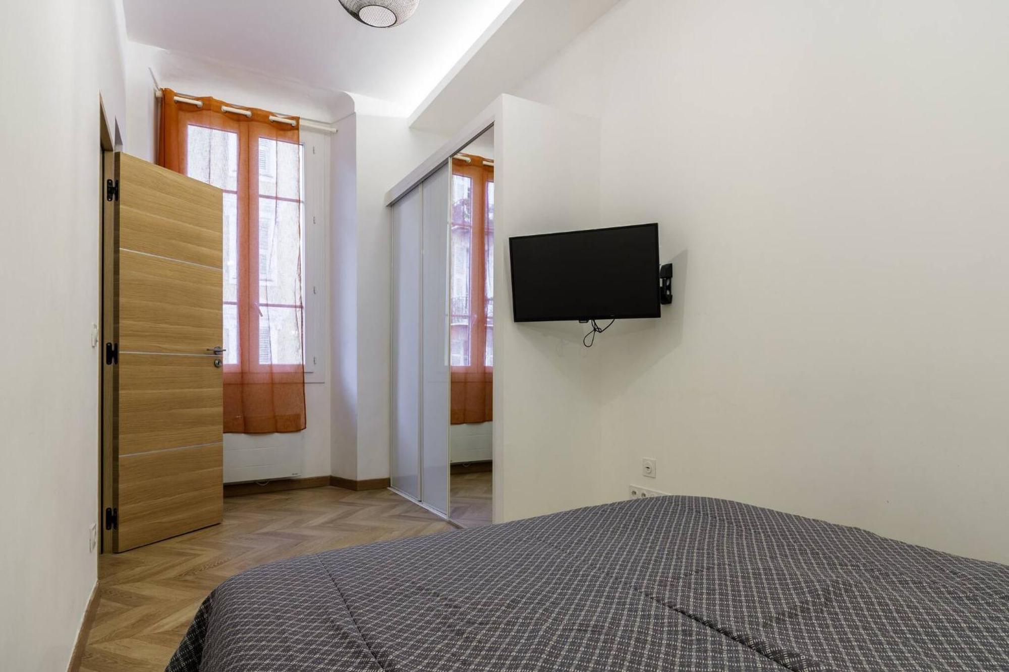 Joli 2 Pieces Au Port De Nice