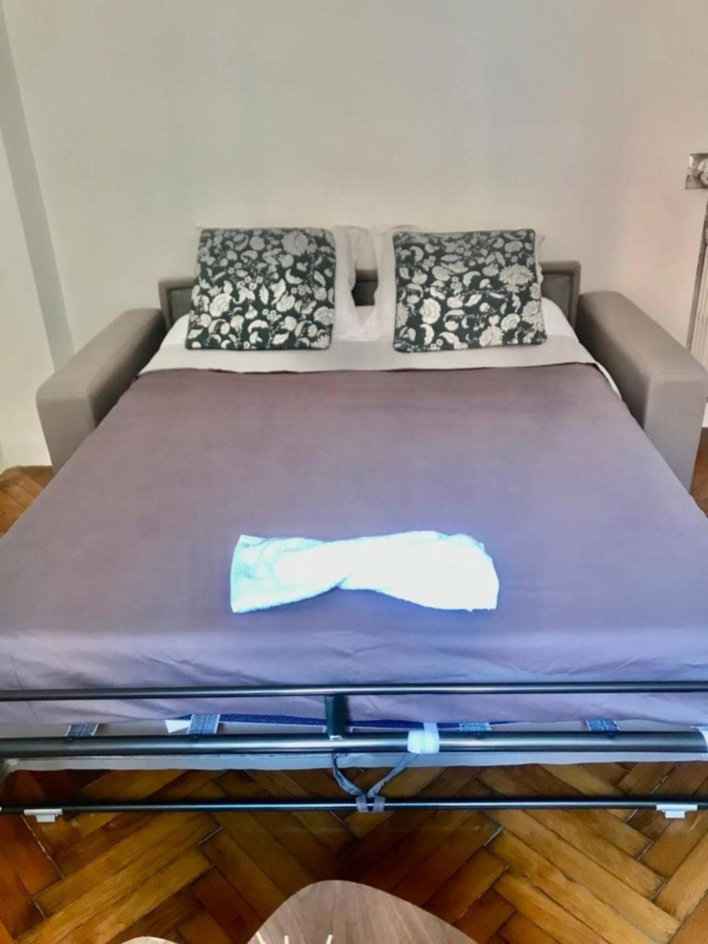 Ideally Located Center Apartment *