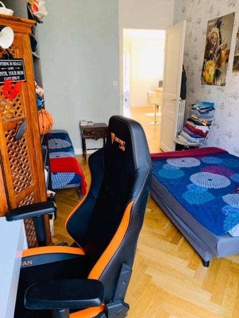 Spacious 5 Min To Sea Apartment