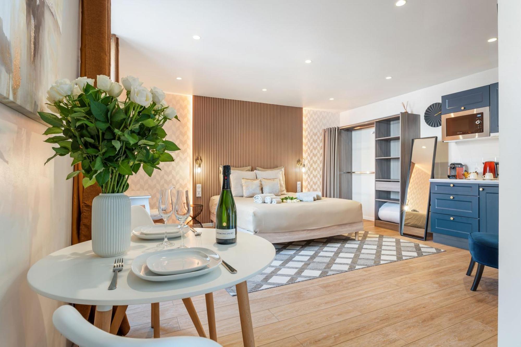 Renting - Massena - Luxe - Jacuzzi - Terrace - King Bed - Ac * Nice