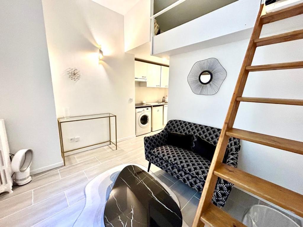 Apartment Center - 1 Min Train Station & Main Street *