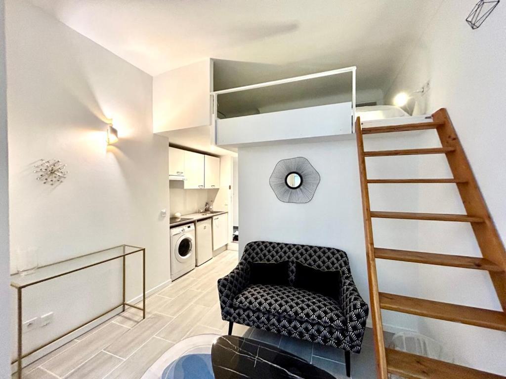 Center - 1 Min Train Station & Main Street Apartment *