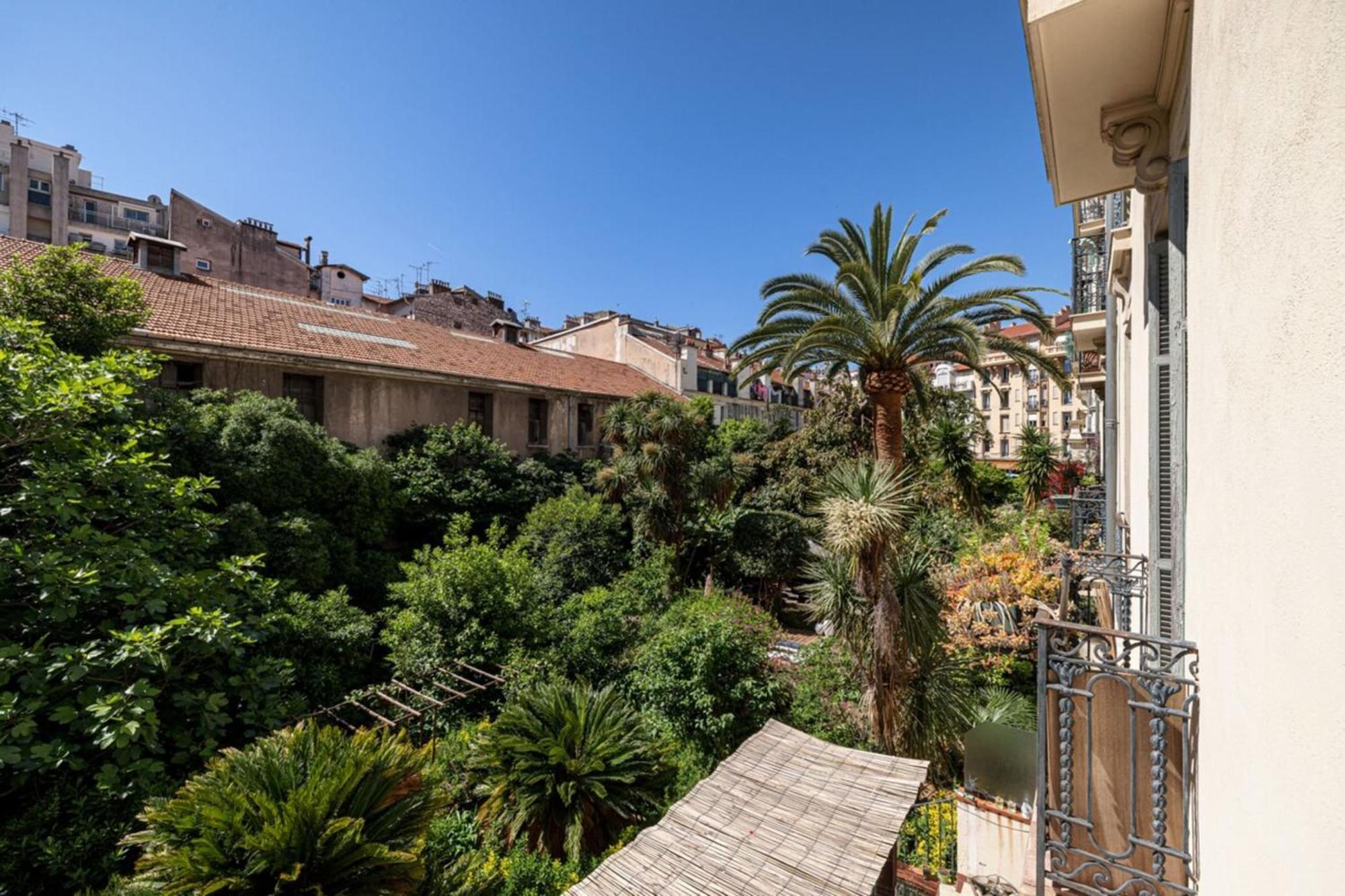 Joffre 49-d - Charming 2 Bedroom - Carre D'or Apartment