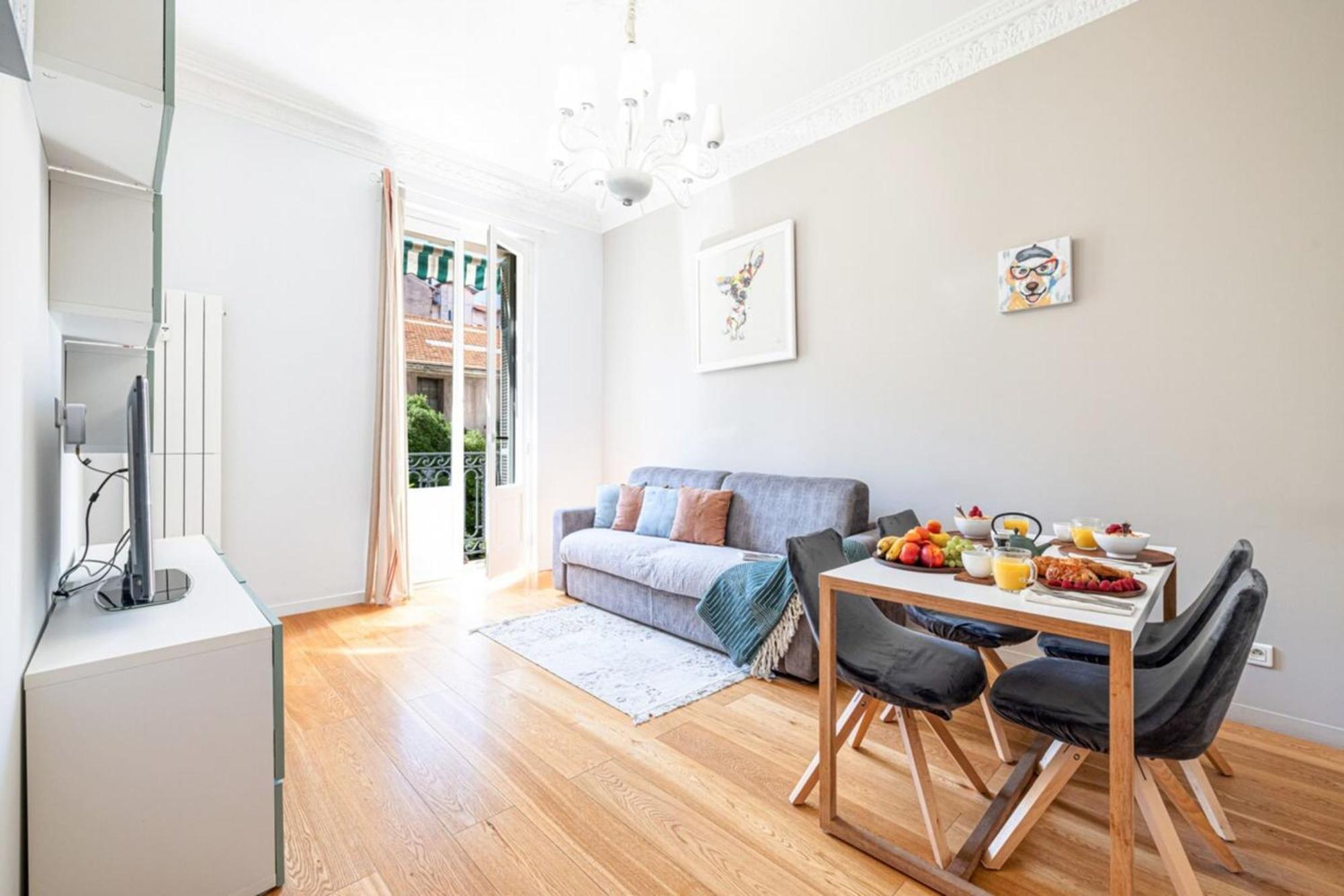 Joffre 49-d - Charming 2 Bedroom - Carre D'or Apartment