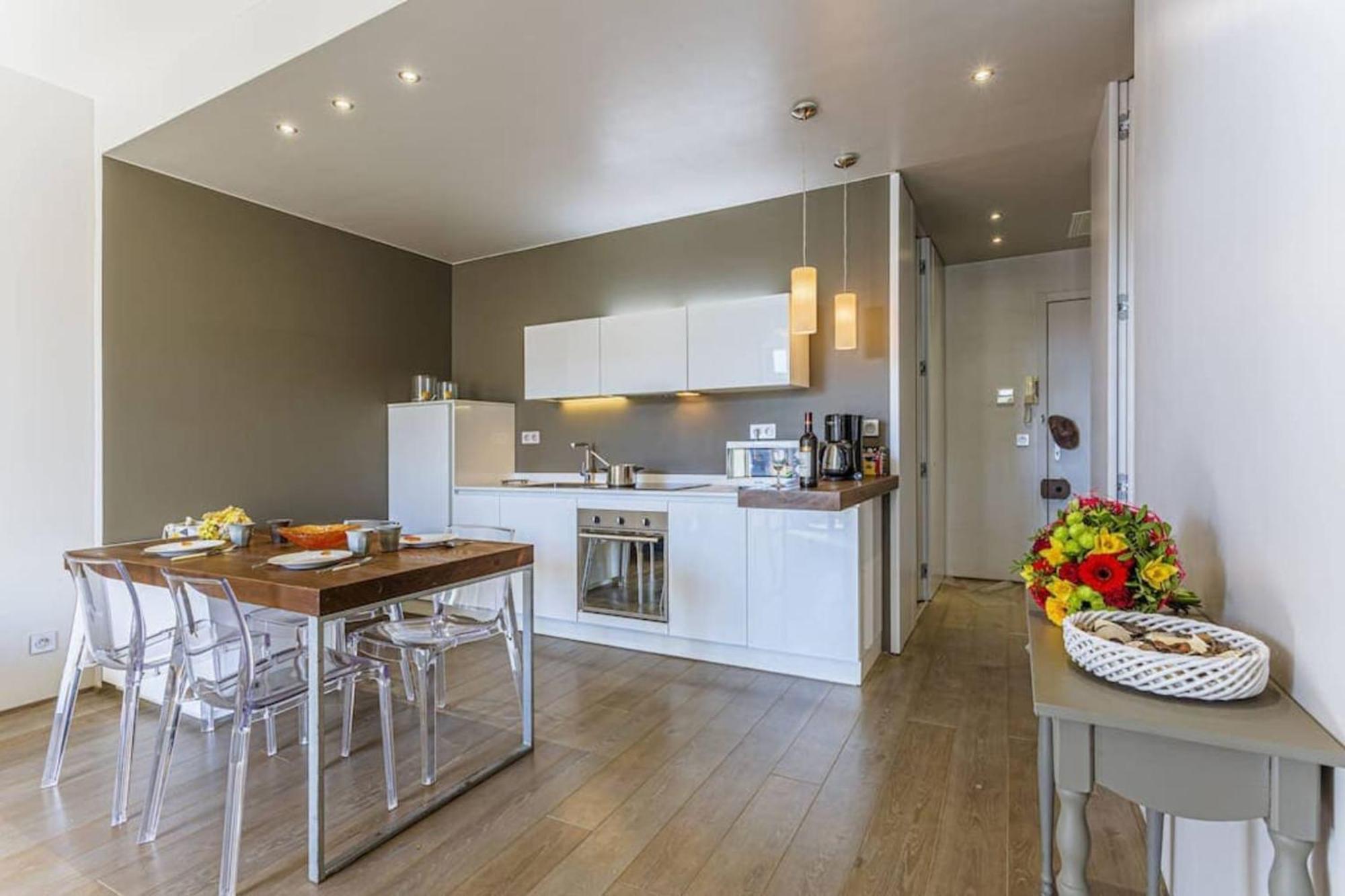 Fleurs 22 - City Center - Modern W Terrace Apartment