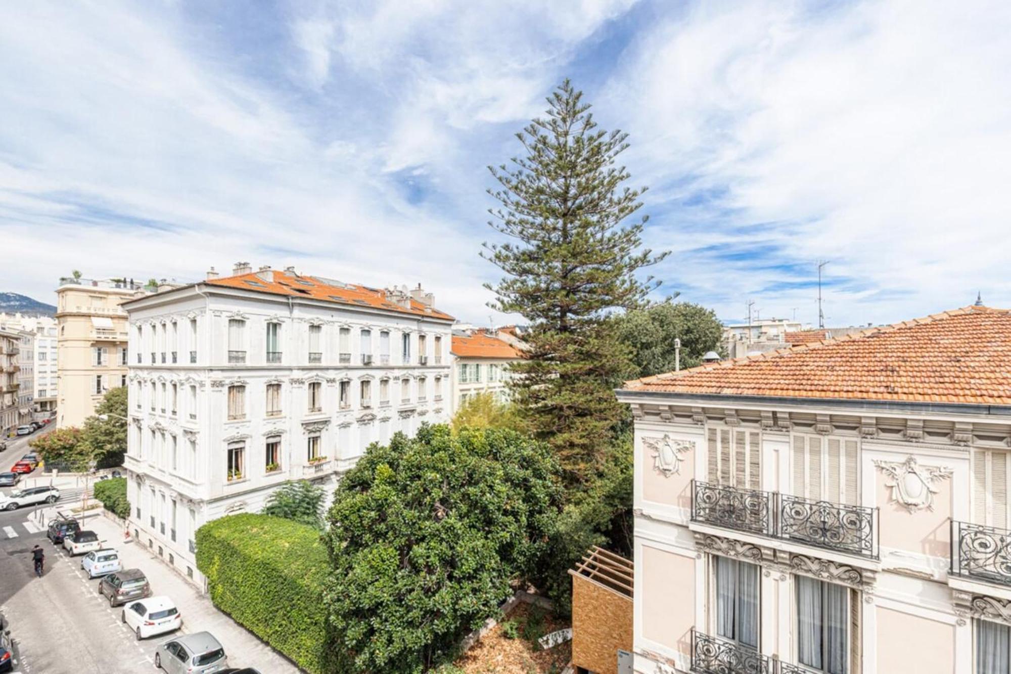 Joffre 38 - Spacious One Bedroom