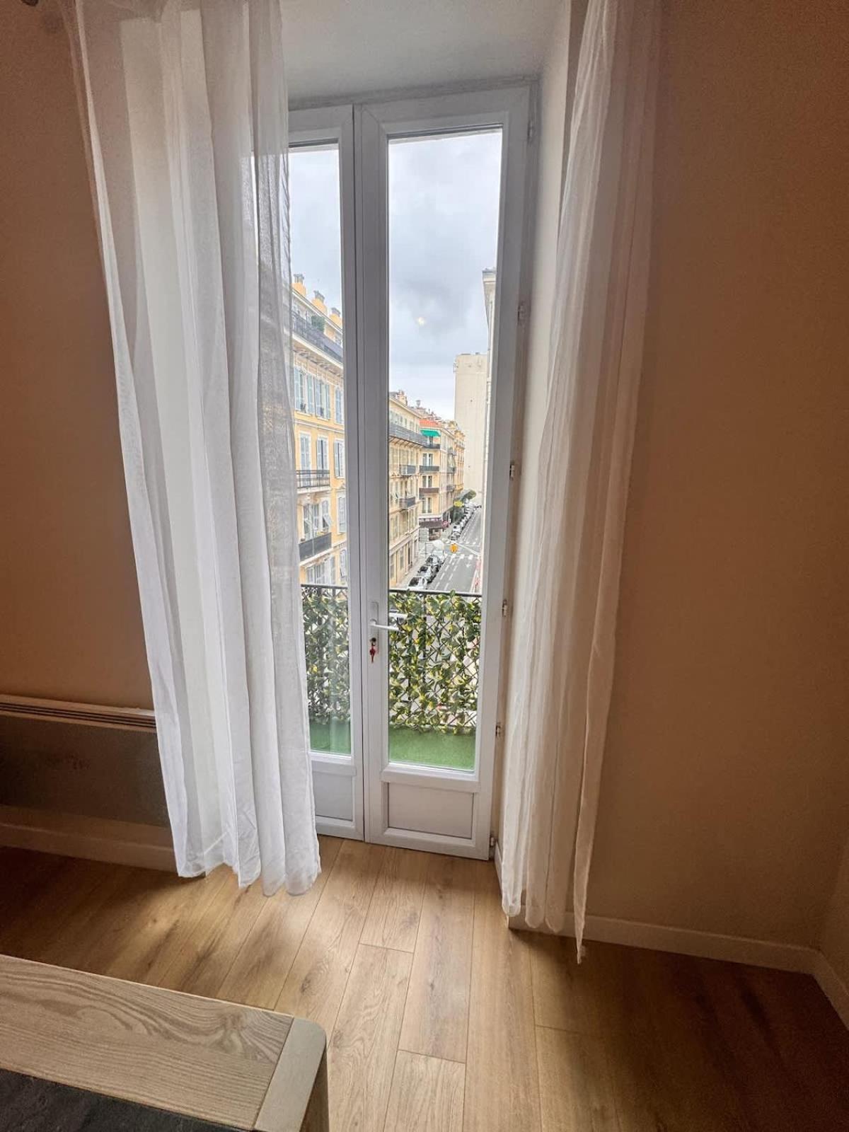 Hype-center Balcony 3br Ac Near Tram For6 Guests