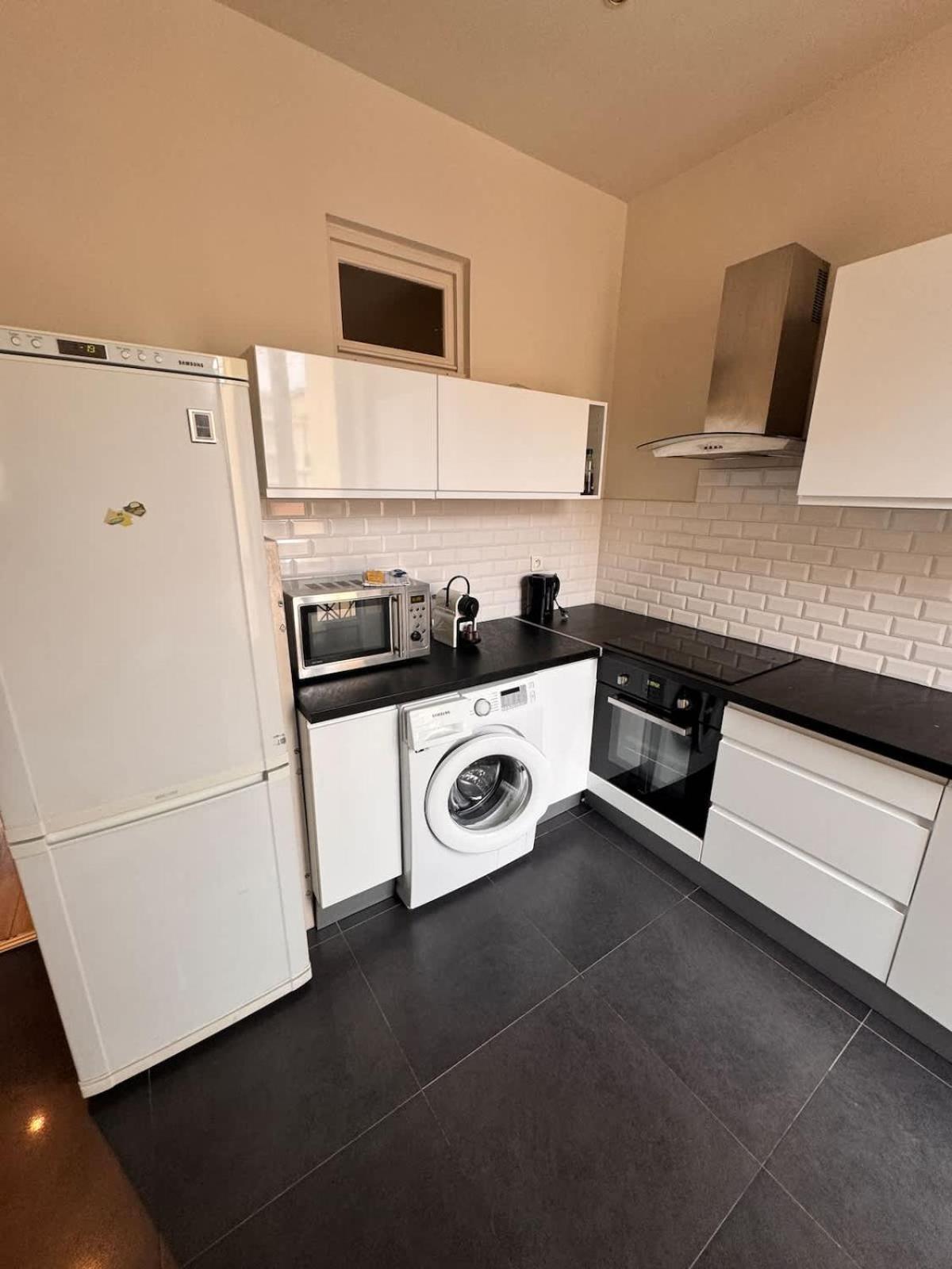 Hype-center Balcony 3br Ac Near Tram For6 Guests