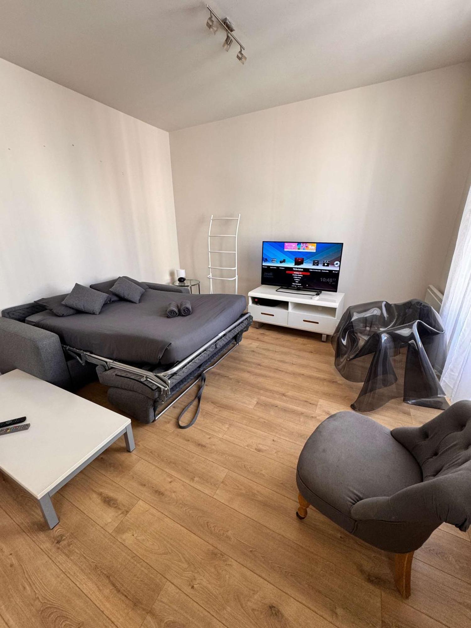 Hype-center Balcony 3br Ac Near Tram For6 Guests * Nice