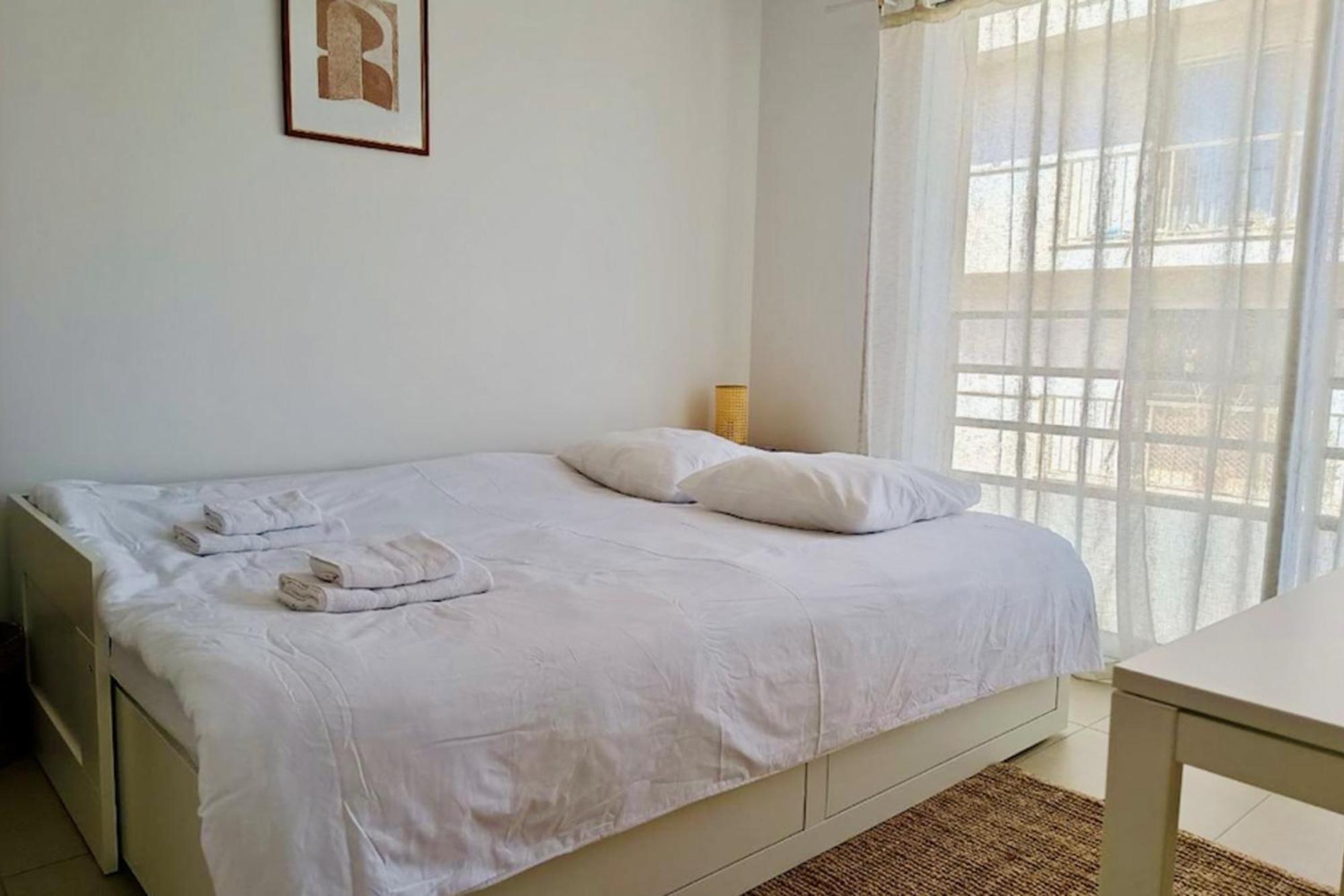 Charming 23 M Near The Sea *
