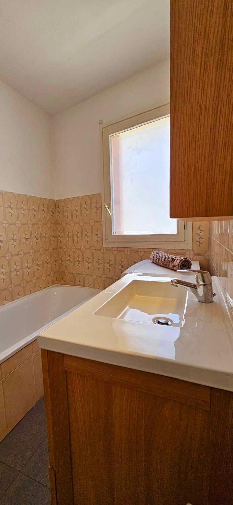 T2 Dernier Etage Avec Terrasse 5 Min De La *
