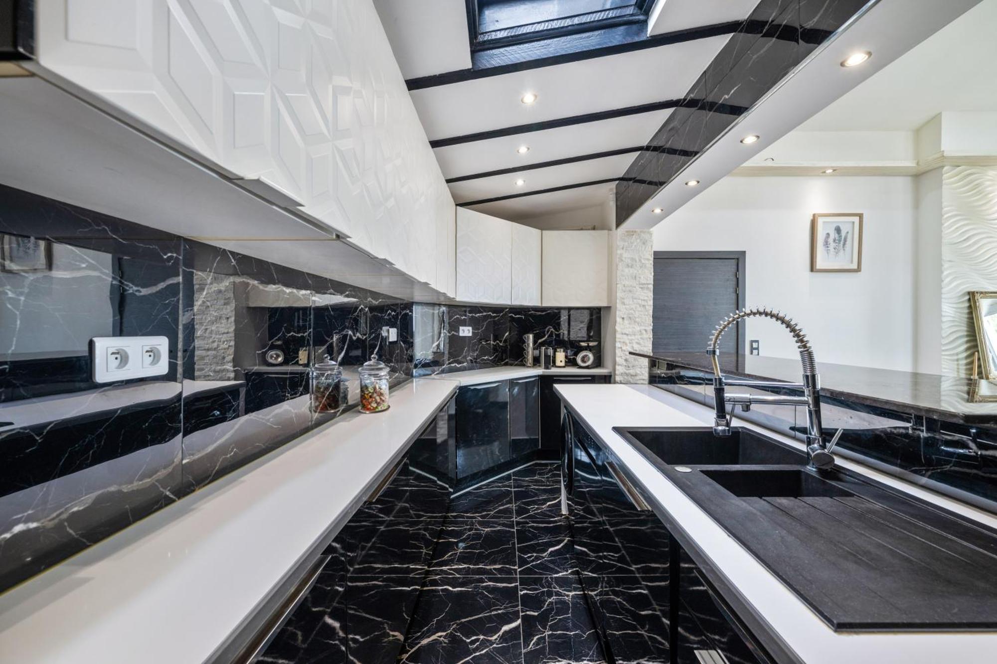 Nissarda, Maison Nicoise Avec Vue Mer, Parking, A 5 Minutes Du Port Nice