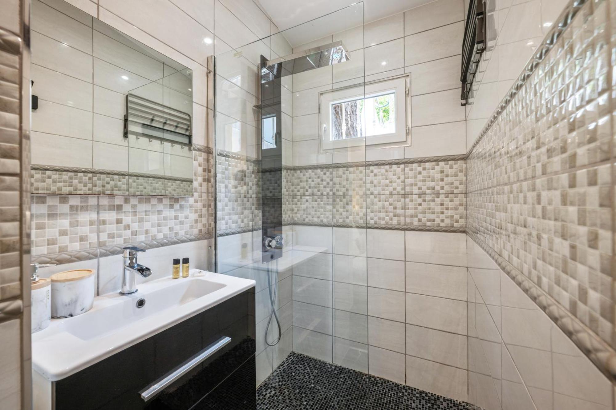 Holiday home Nissarda, Maison Nicoise Avec Vue Mer, Parking, A 5 Minutes Du Port Nice