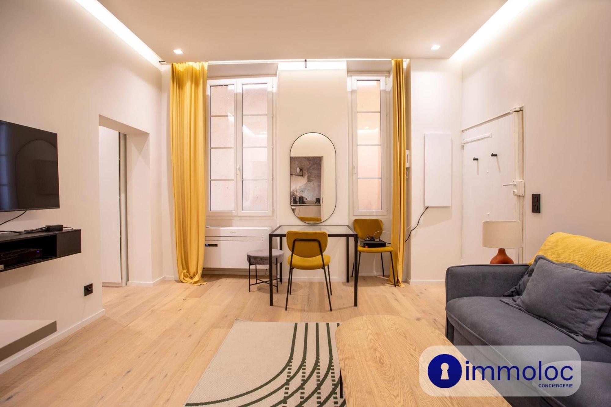 Air-conditioned In Old Appartement Nice