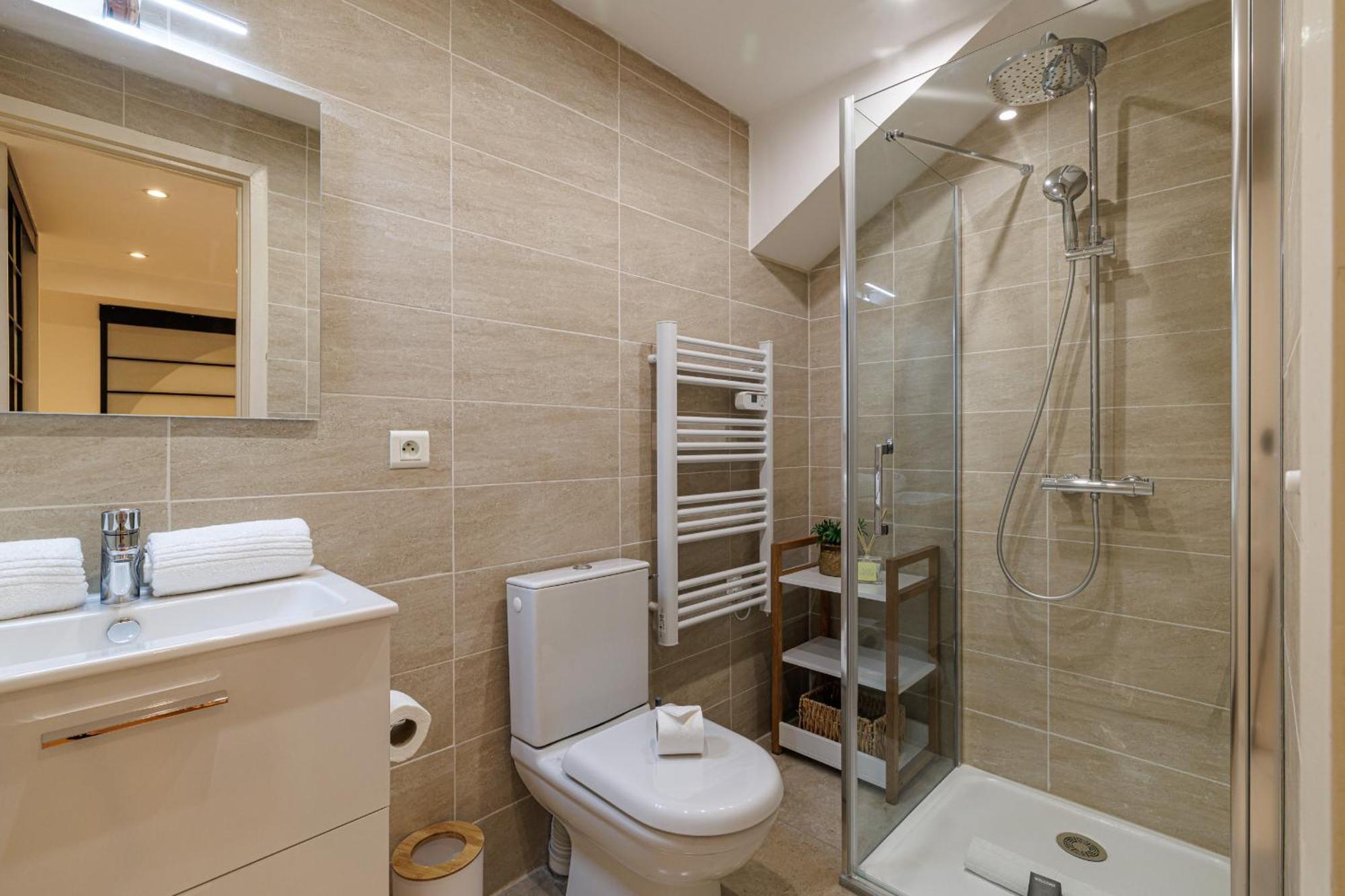 Massena Street - 1 Bdr Duplex With Ac & Parking *