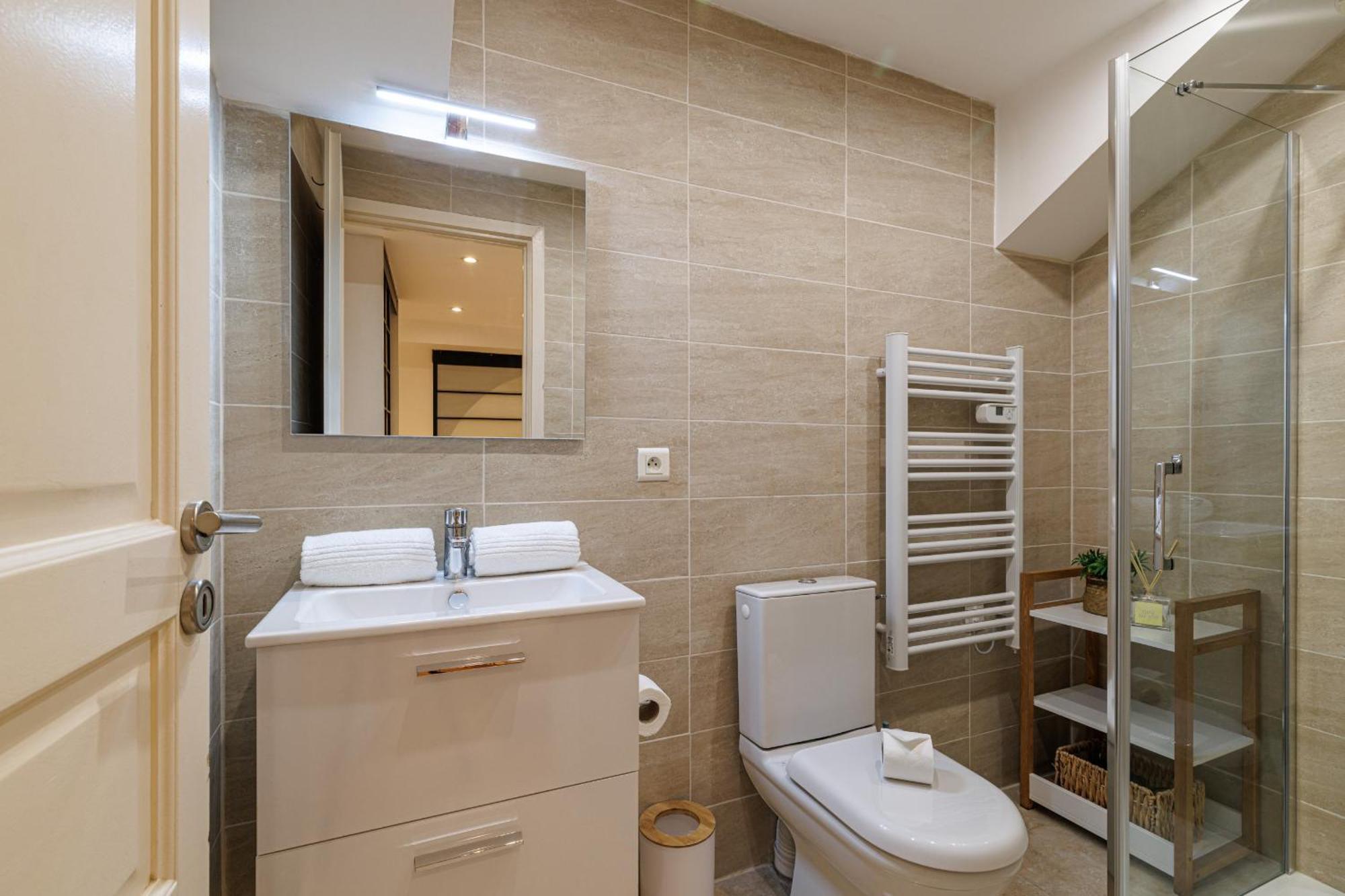 Massena Street - 1 Bdr Duplex With Ac & Parking Nice