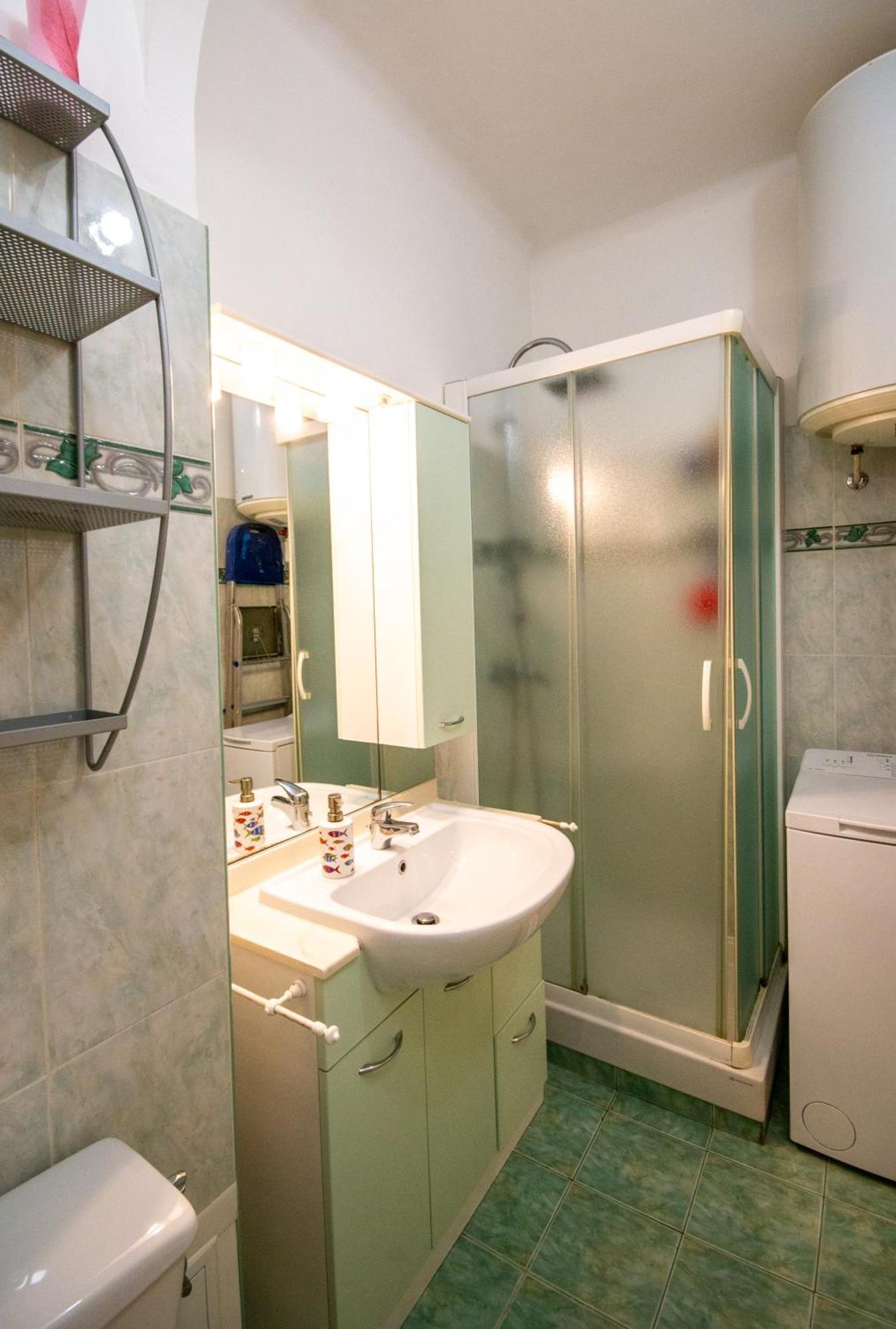 Apartment Joli 2 Pieces Climatise A 150m De La *