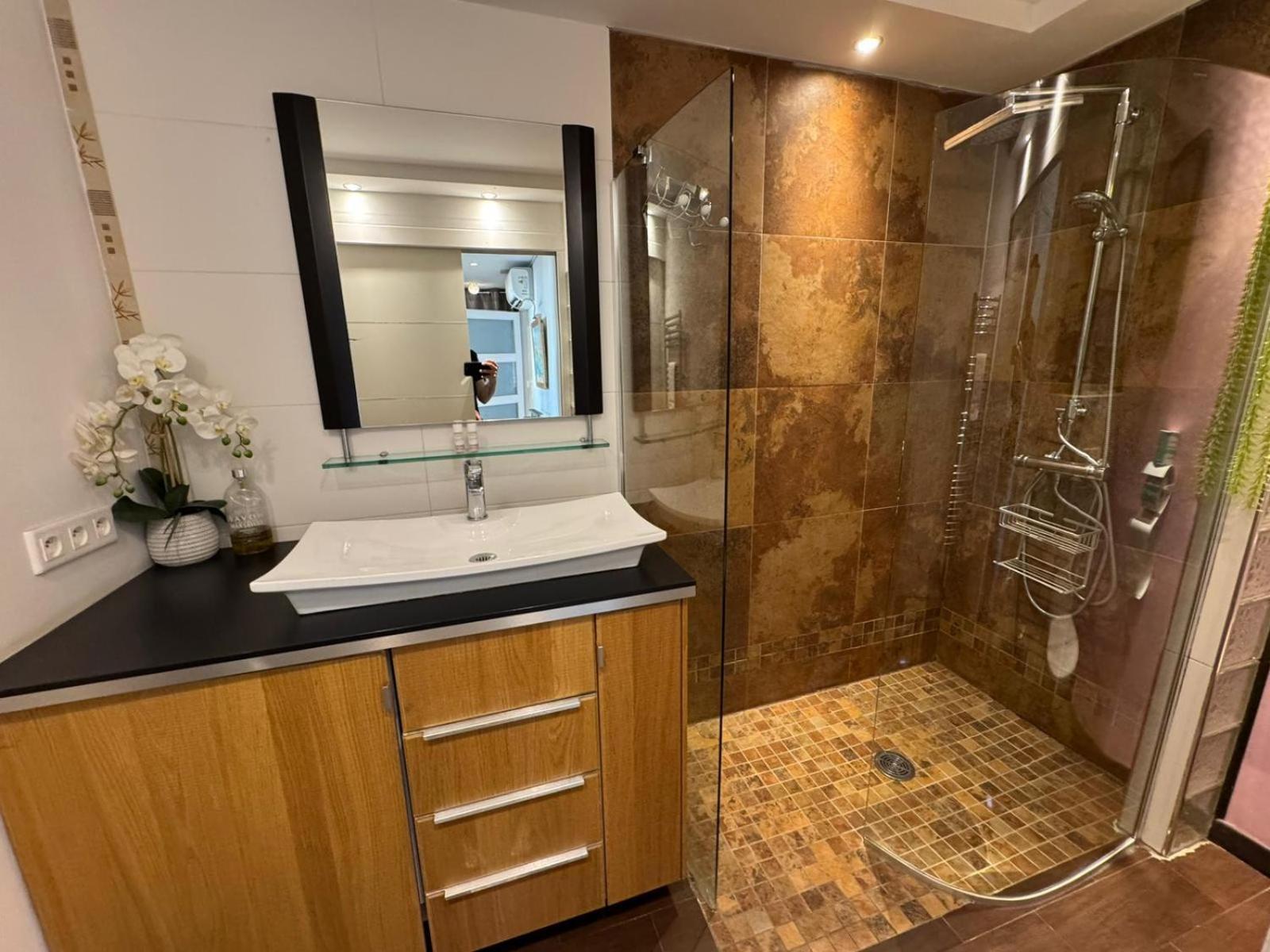 Siena - 6 Personnes Avec Terrasse Et Jacuzzi Plein Coeur Centre-ville Quartier Du Port De Apartment *