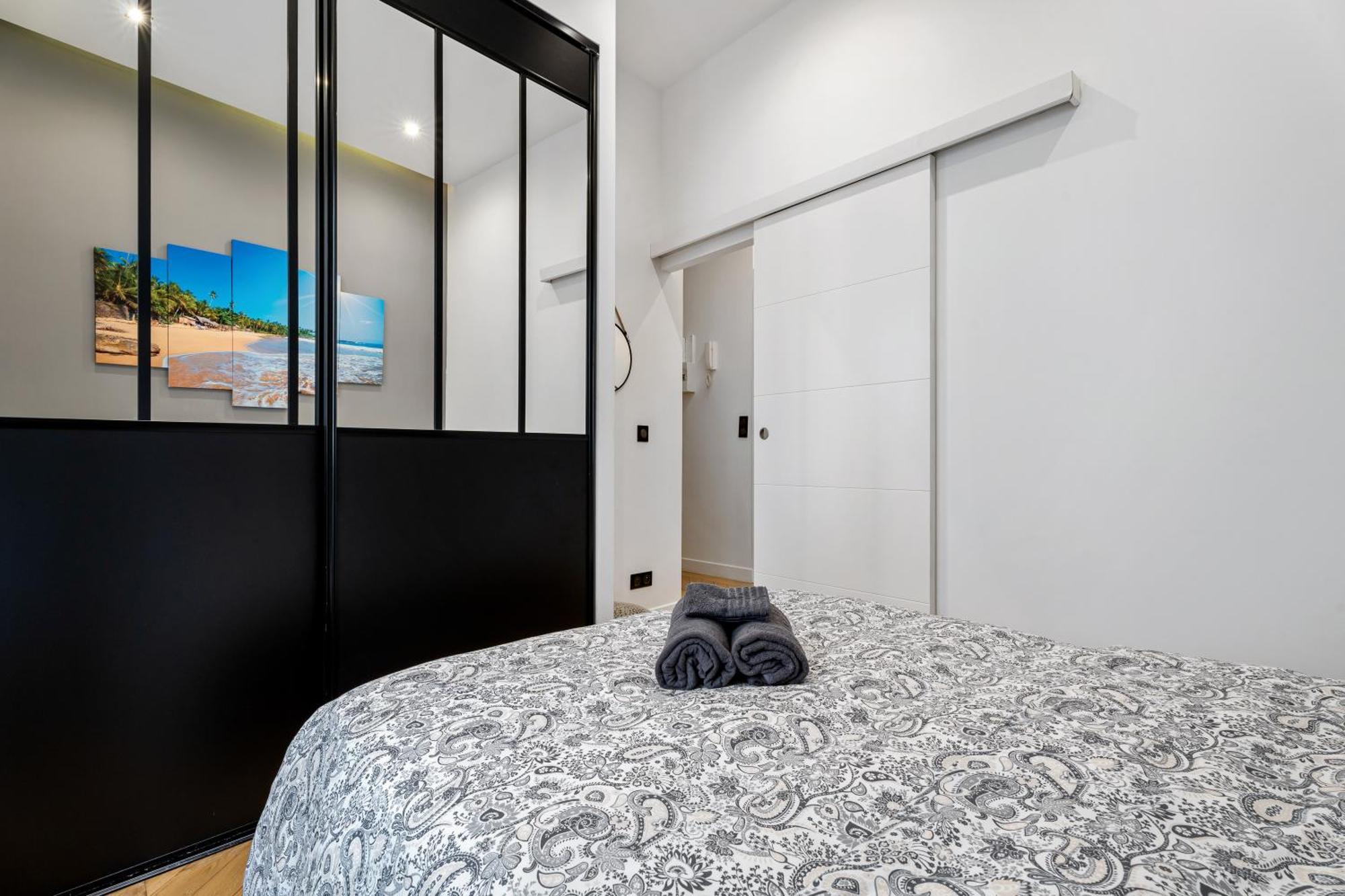 Renting - Verdun - Designer Cocoon Massena Calm Air Conditioning * Nice