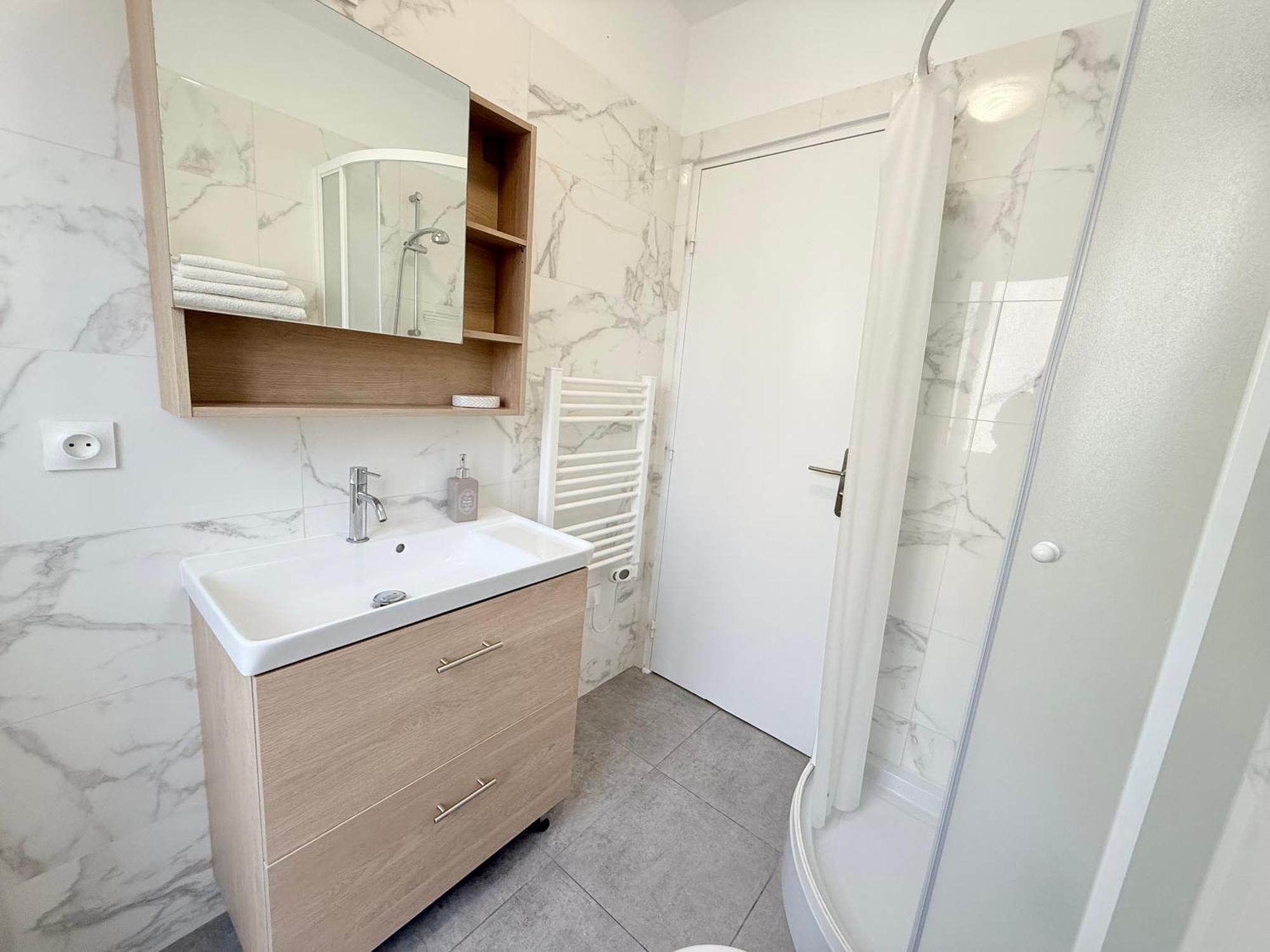 Apartment Place Close To The Ac Air , Wi Fi, Parking *