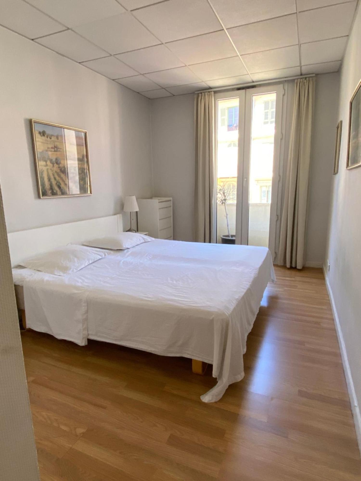 Apartment 1 Bedroom Flat In The Street Nice