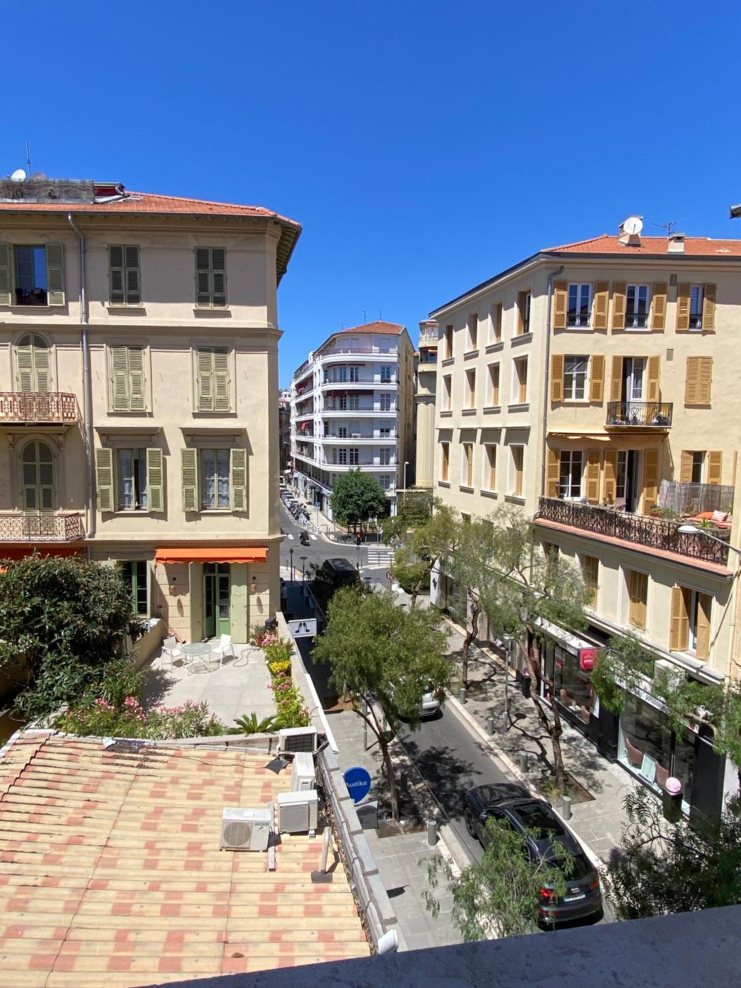 1 Bedroom Flat In The Street