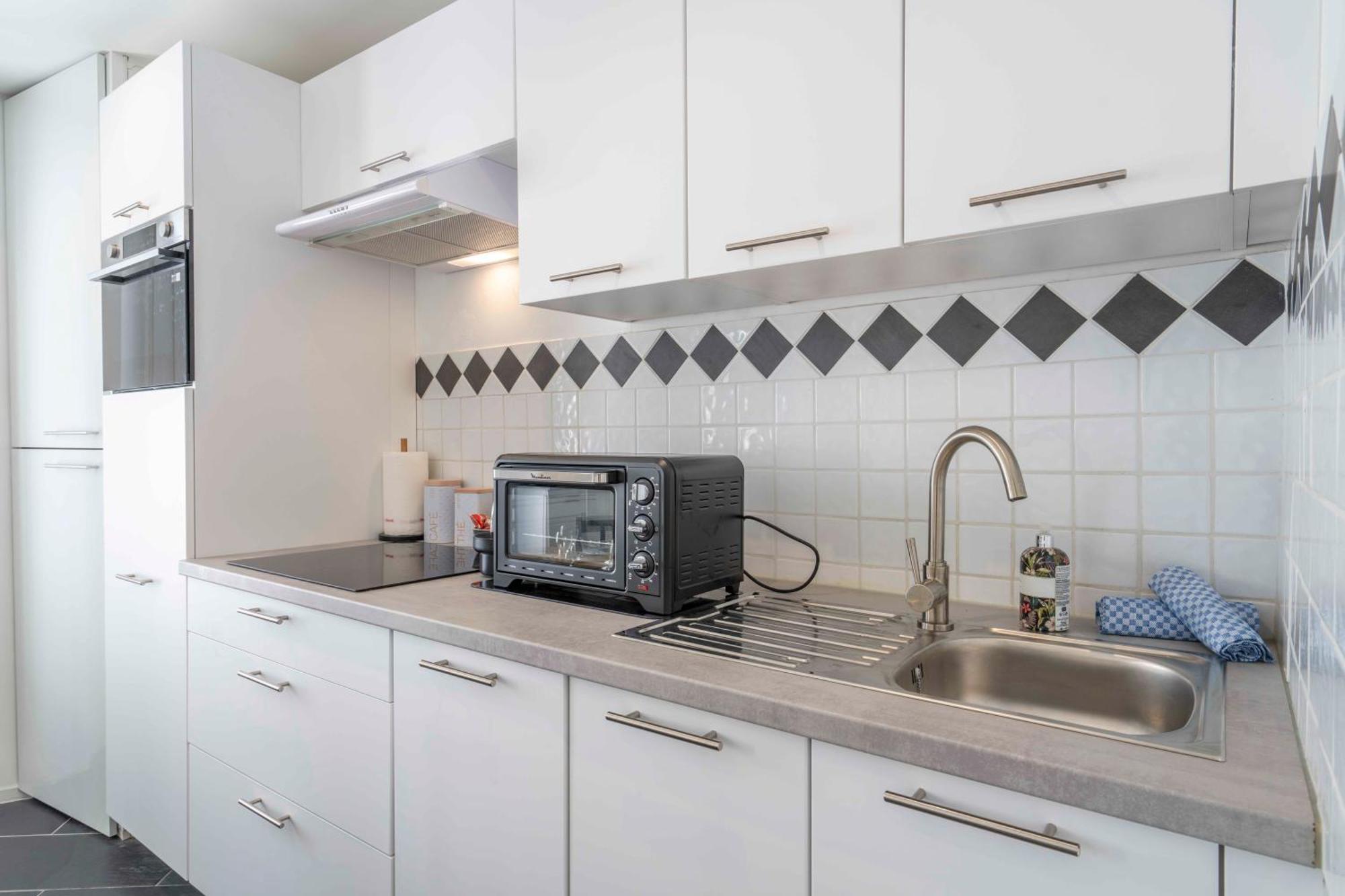 Modern And Elegant, Air-conditioned, Centre - Hdp2