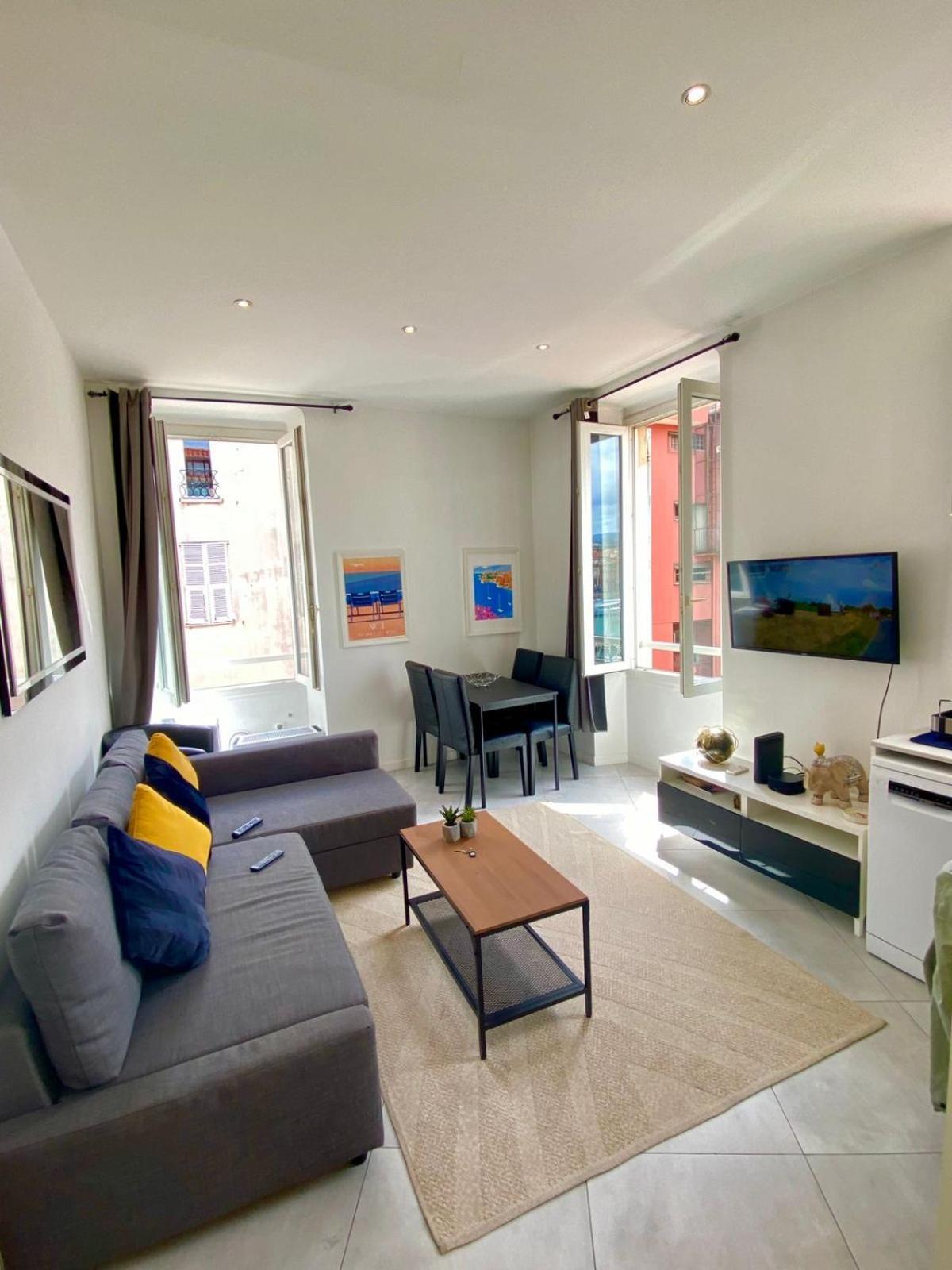 Port, French Riviera Apartment *