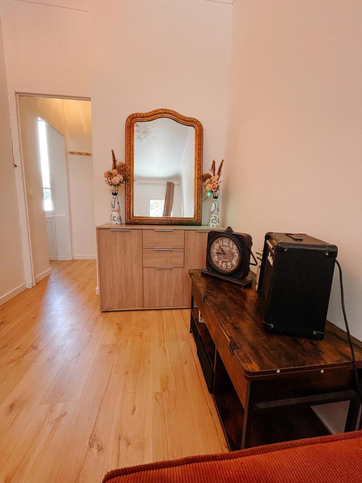 Apartment Quiet And Bright With Separate Bedroom