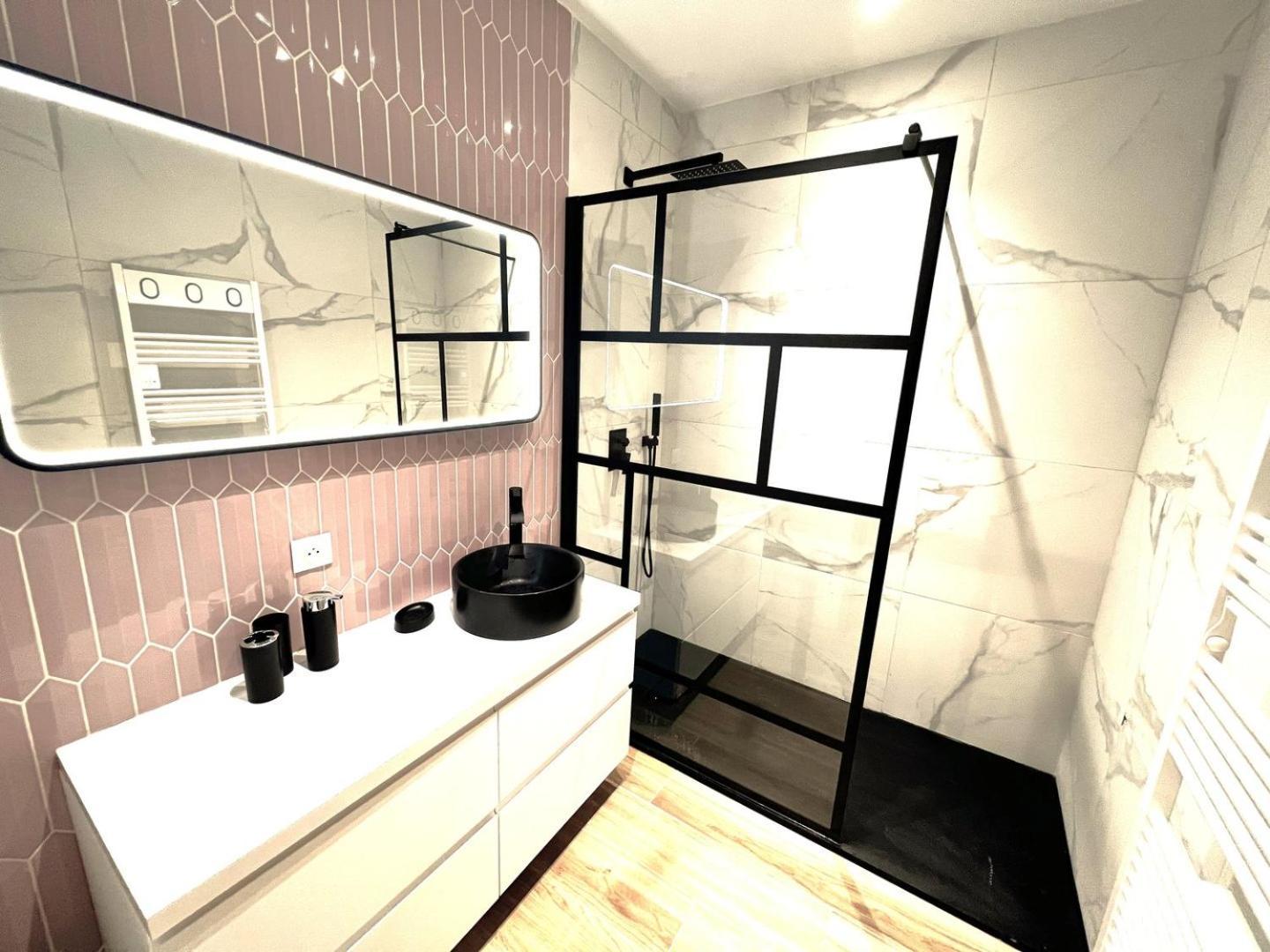 Moderne Pour 8 Personnes - Vue Sur ! Villa Nice