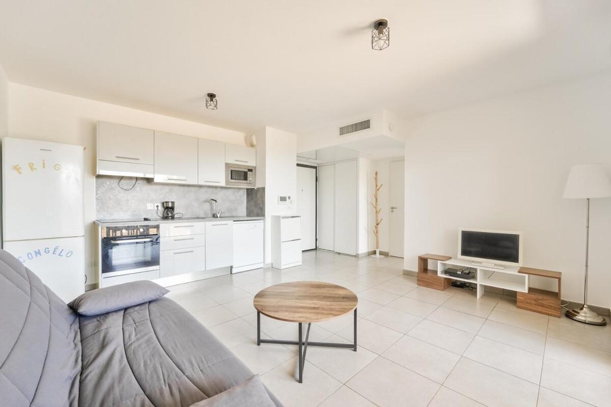 Lovely 1br With Garden, Private Parking & Sea View Appartement *