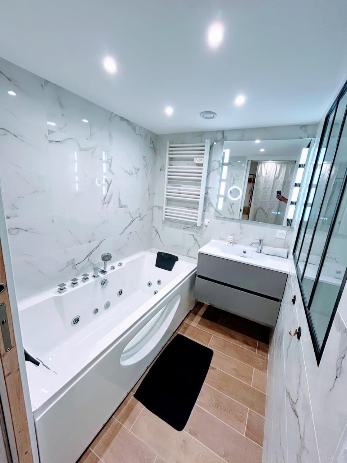 Avec Balneo Proche Apartment