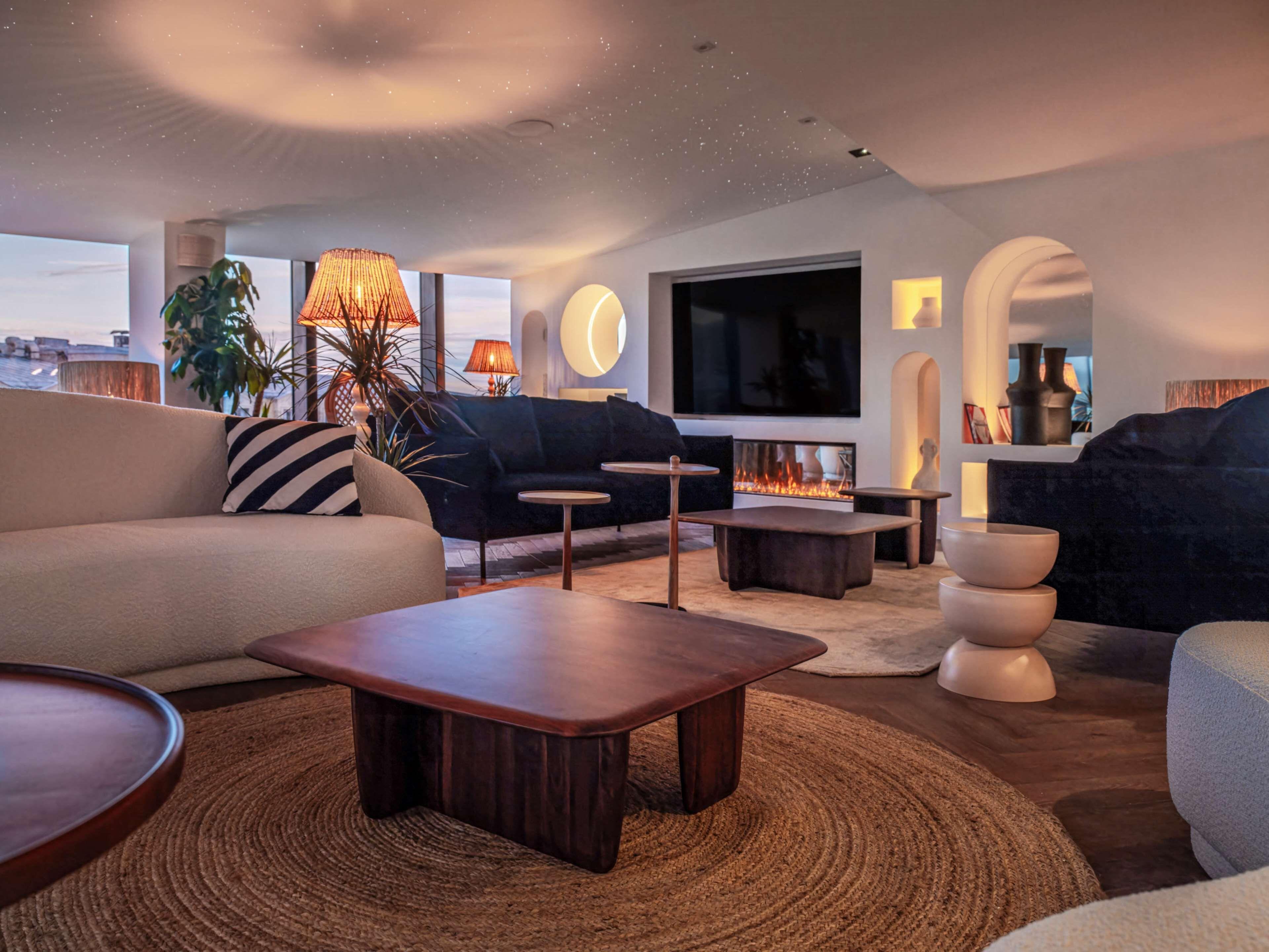 Doubletree By Hilton Centre Iconic Hotel